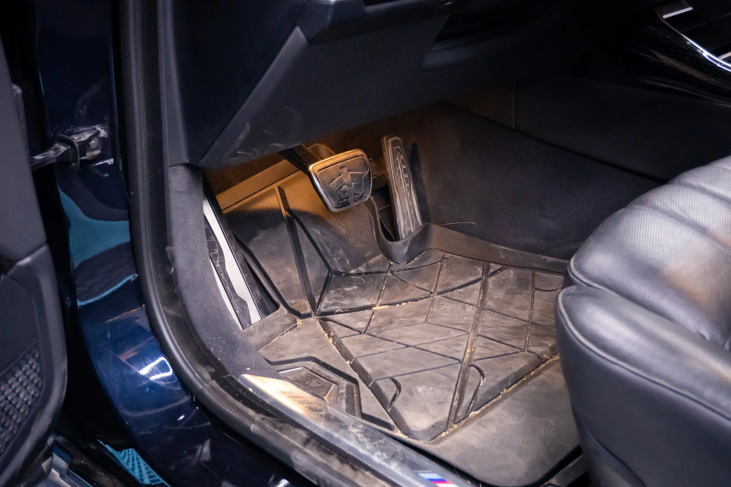 Под и мокет на BMW i7 преди почистване