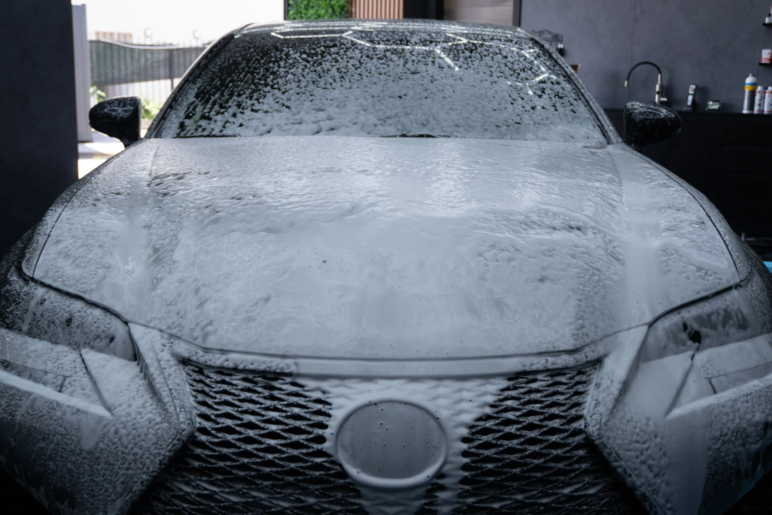 Lexus GS F покрит с активна пяна
