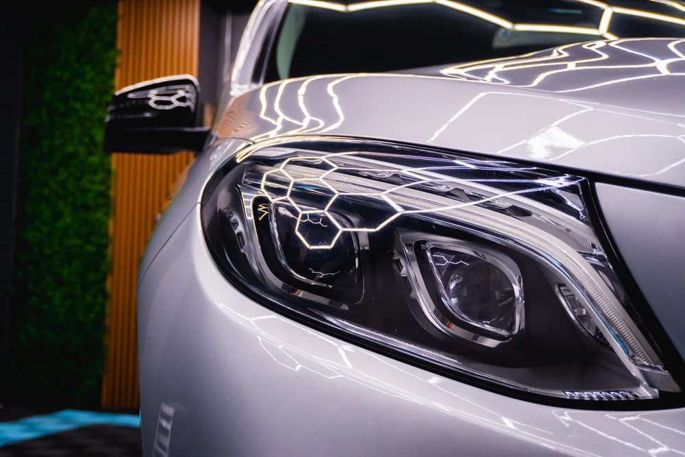 Детайл около фар и сложни форми на Mercedes GLE
