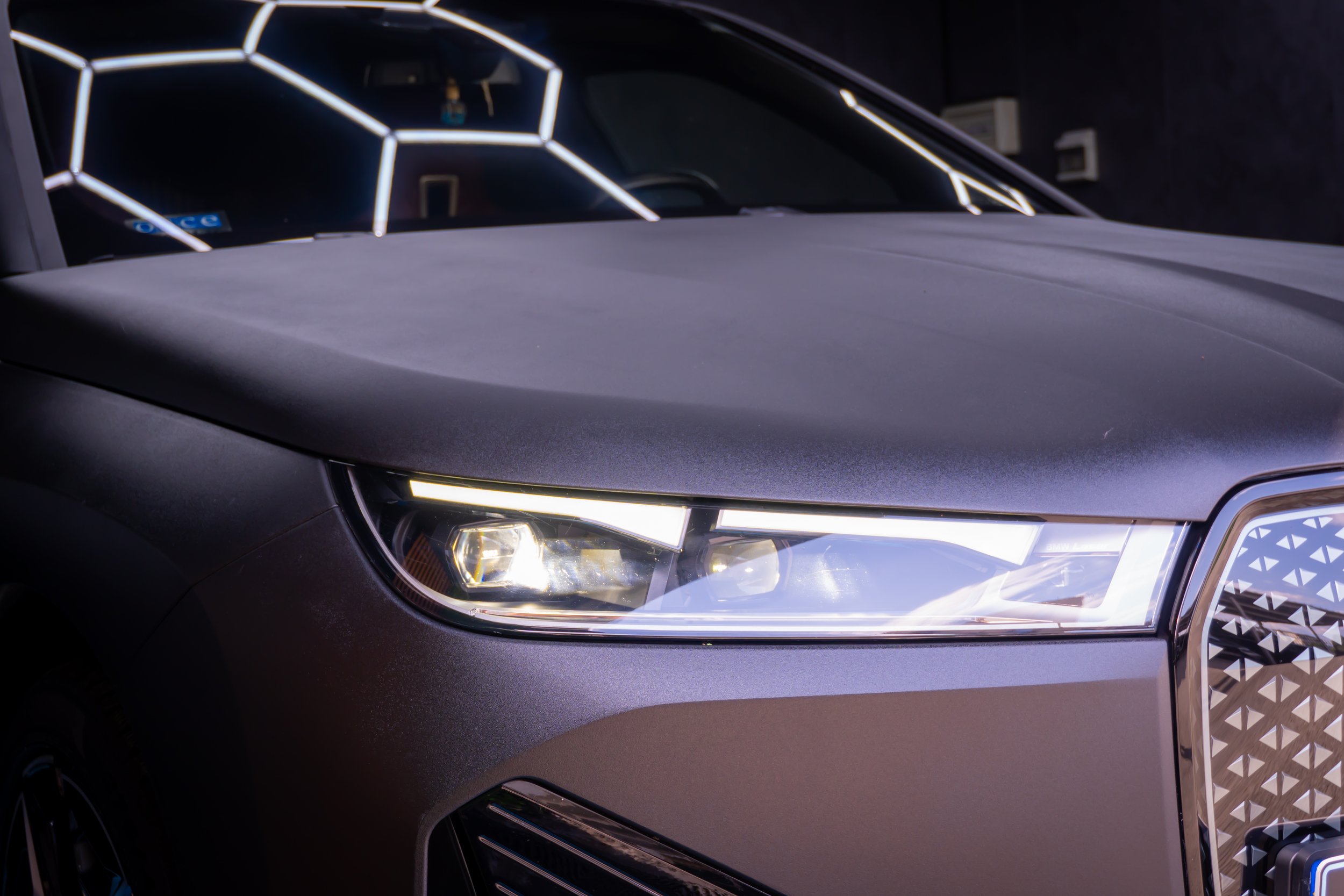 Детайл от предната част на BMW iX