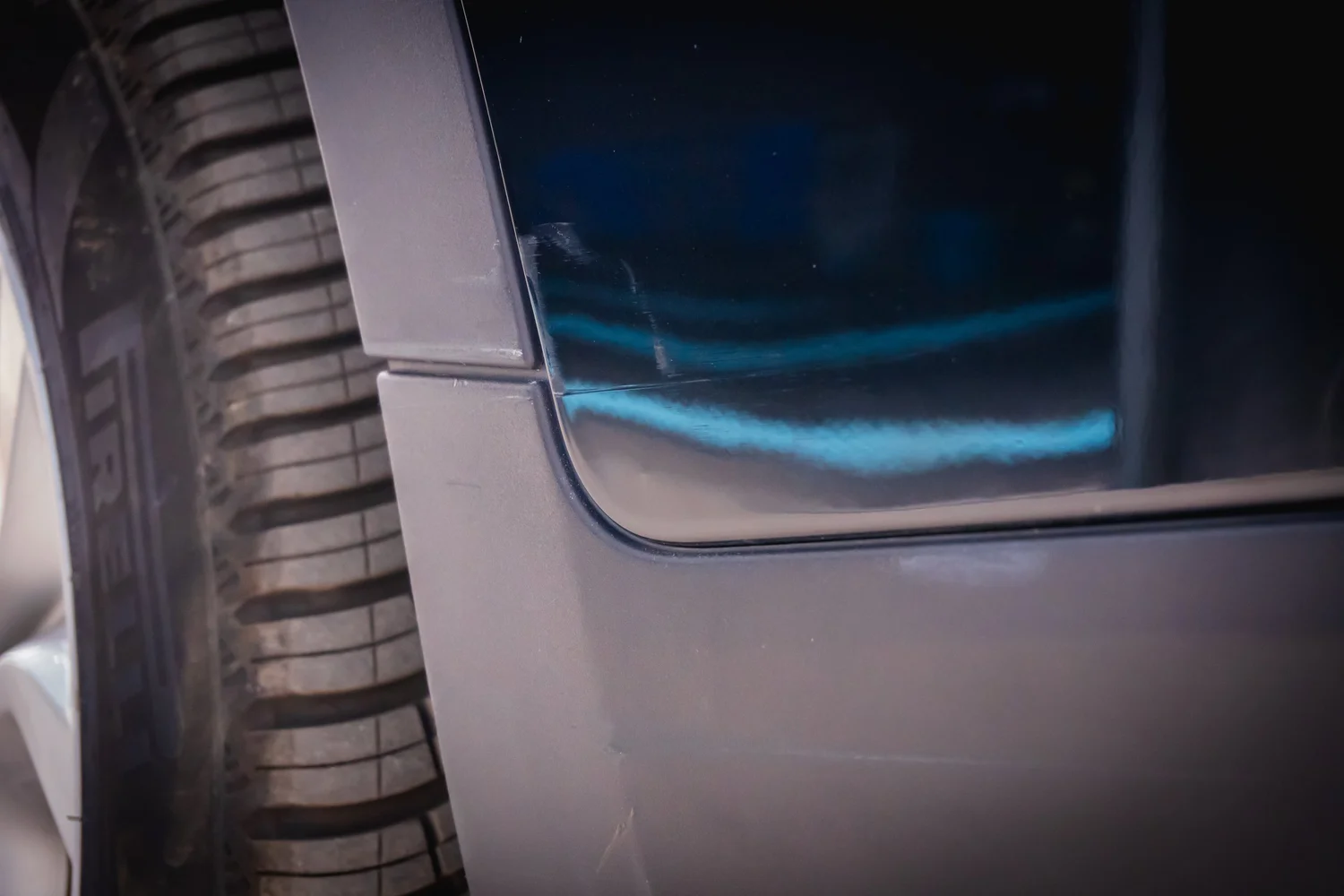 Следи по задната броня на BMW X5 преди локална корекция