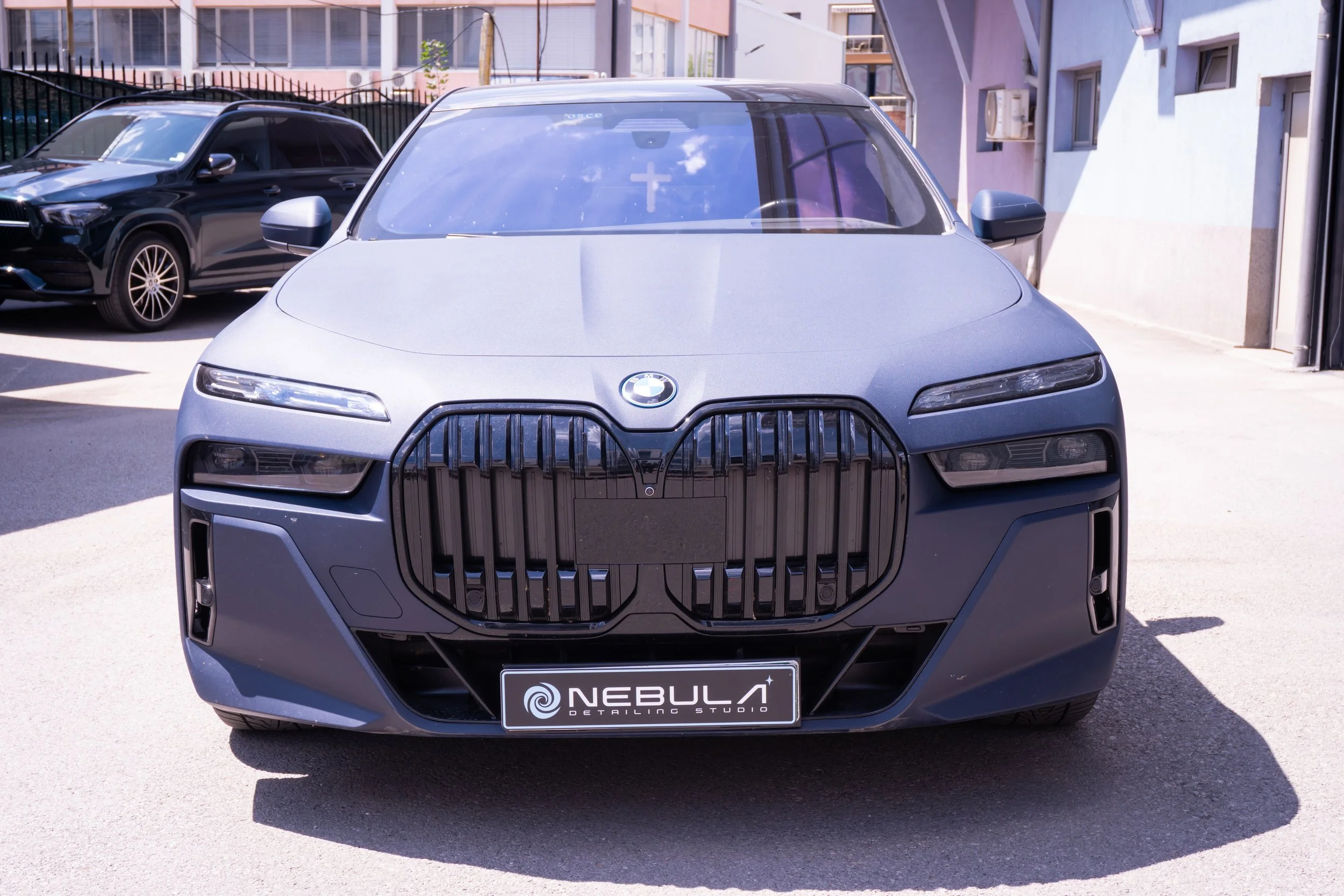 BMW i7 при приемане отпред