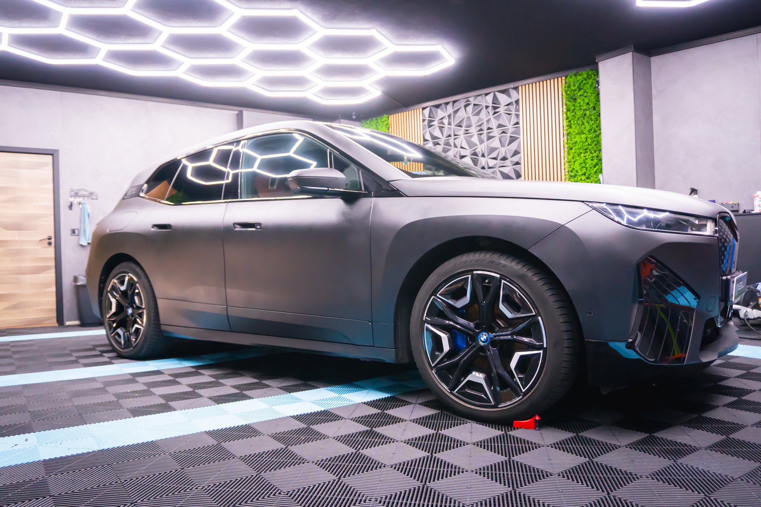 BMW iX в страничен профил след детайлинг