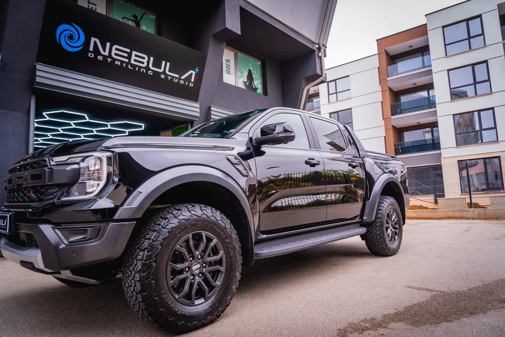 Черен Ford Ranger Raptor пред фасадата на Nebula