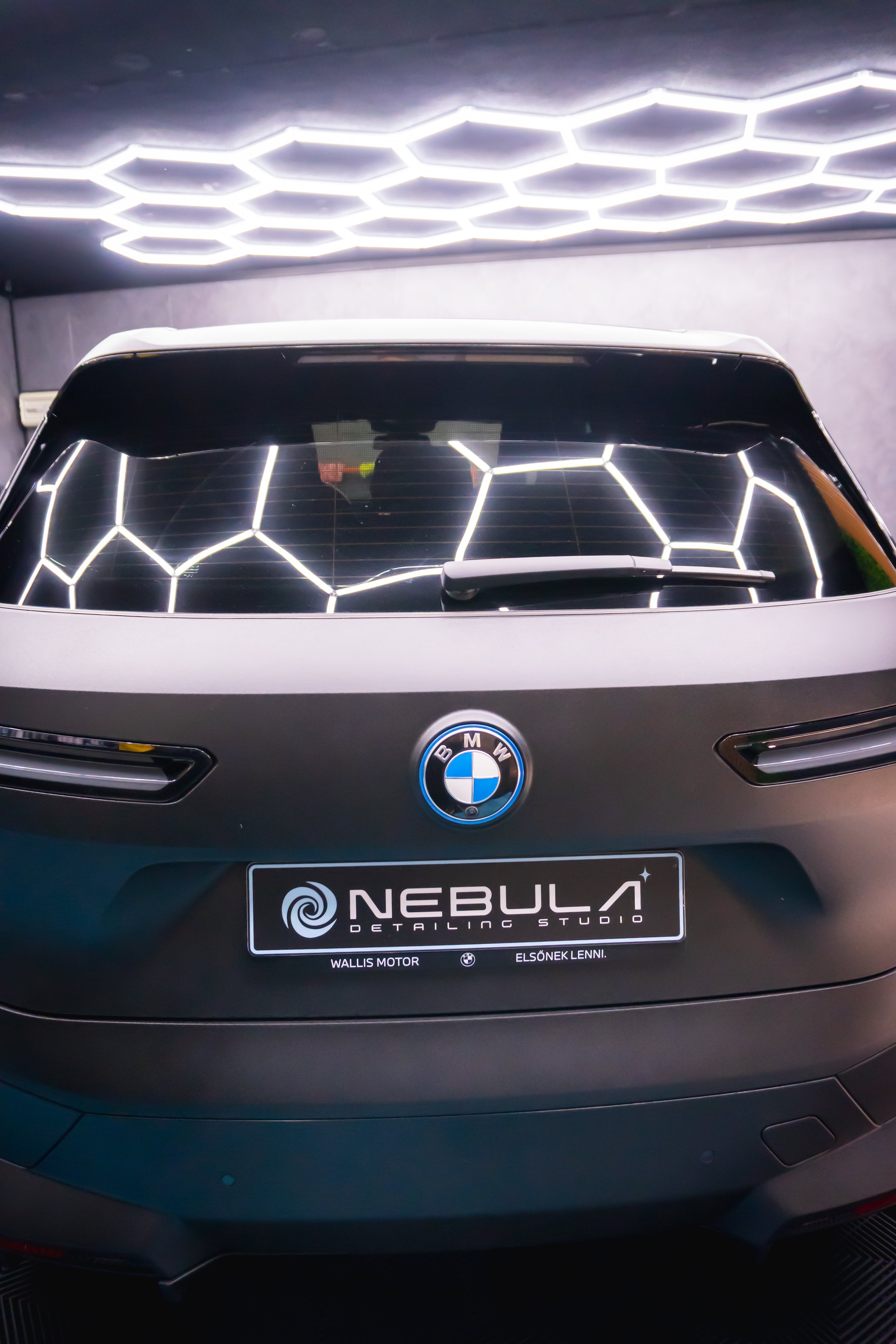 Предно стъкло и капак на BMW iX след детайлинг