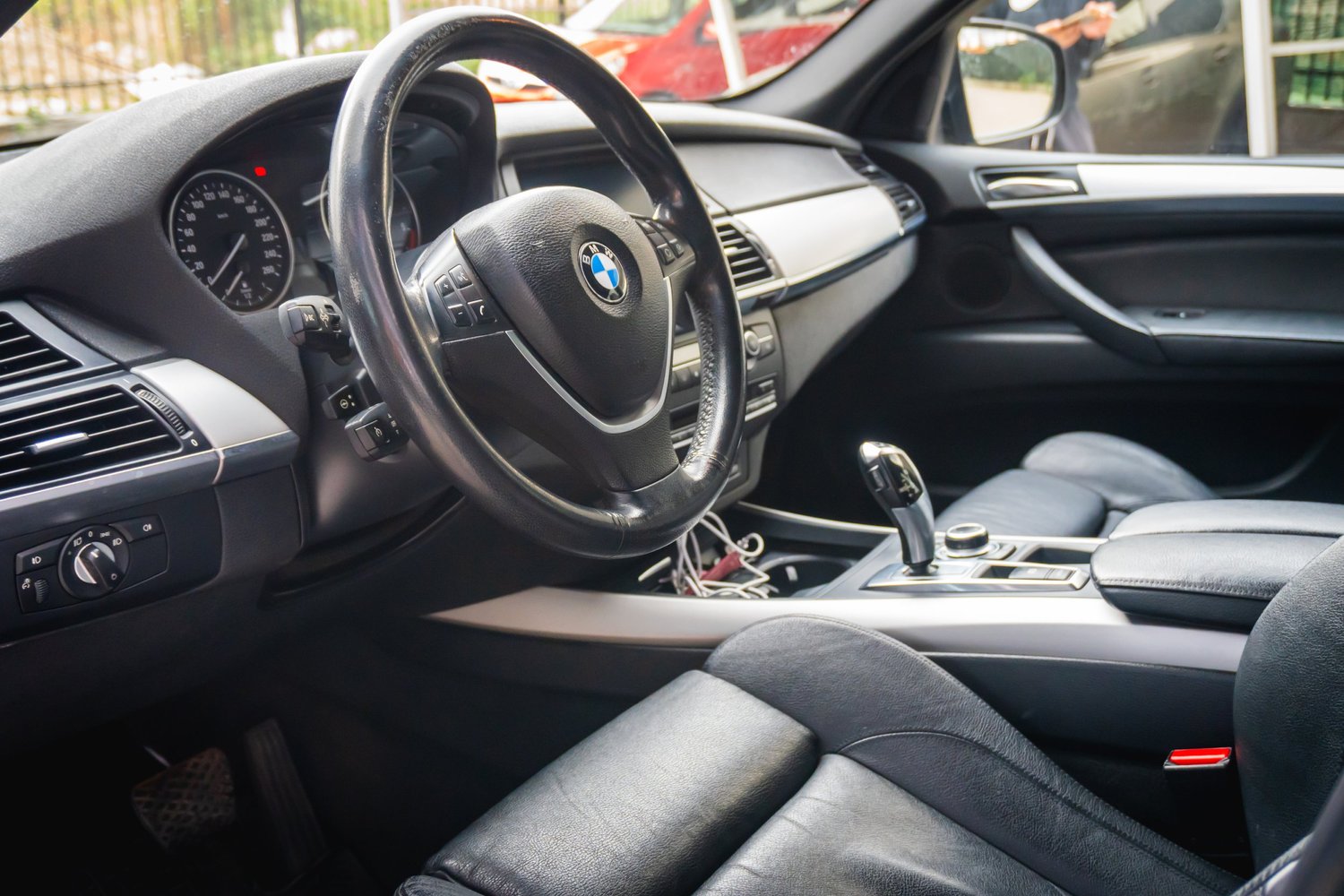 Интериор на BMW X5 преди детайлинг