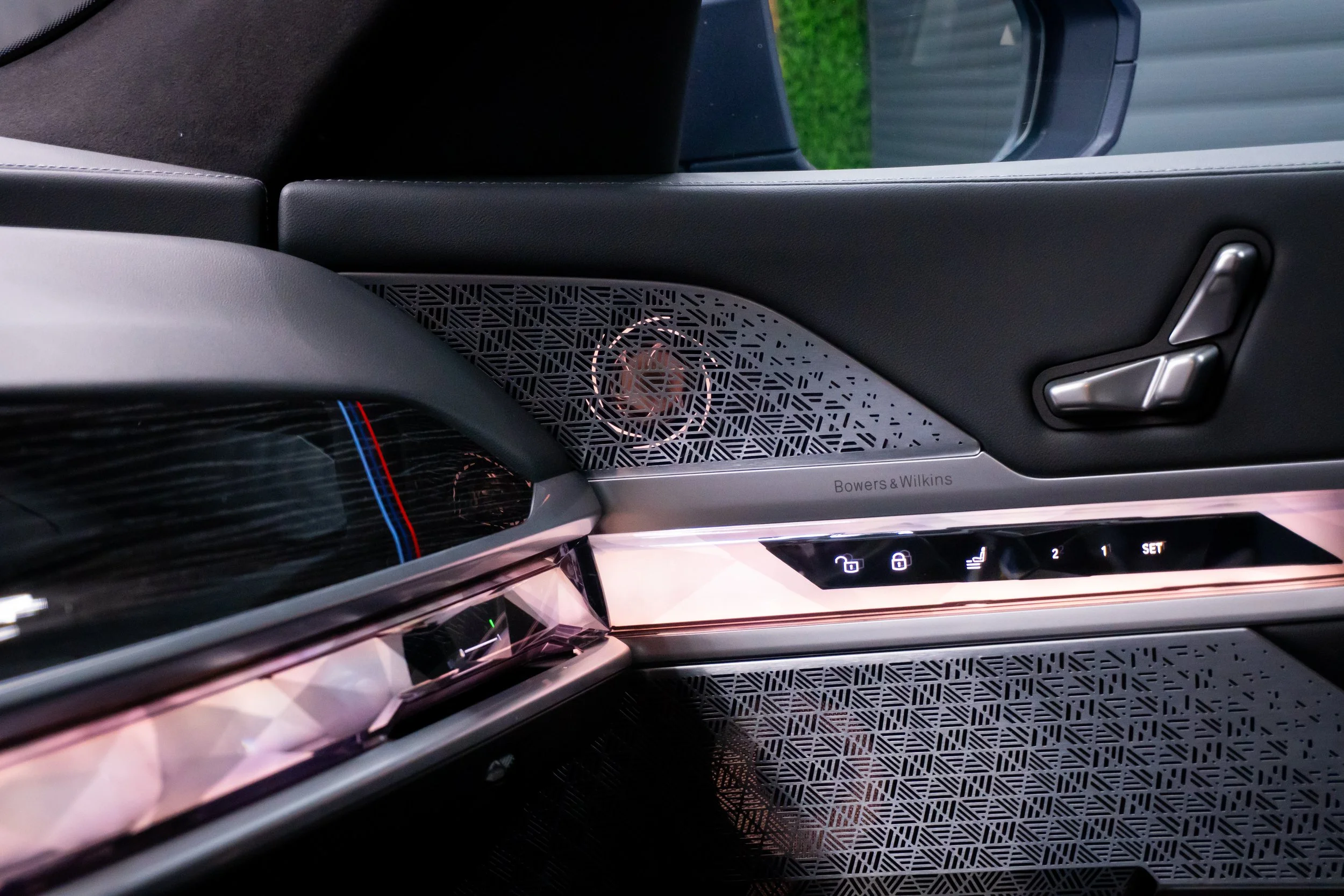 Bowers & Wilkins детайл в BMW i7
