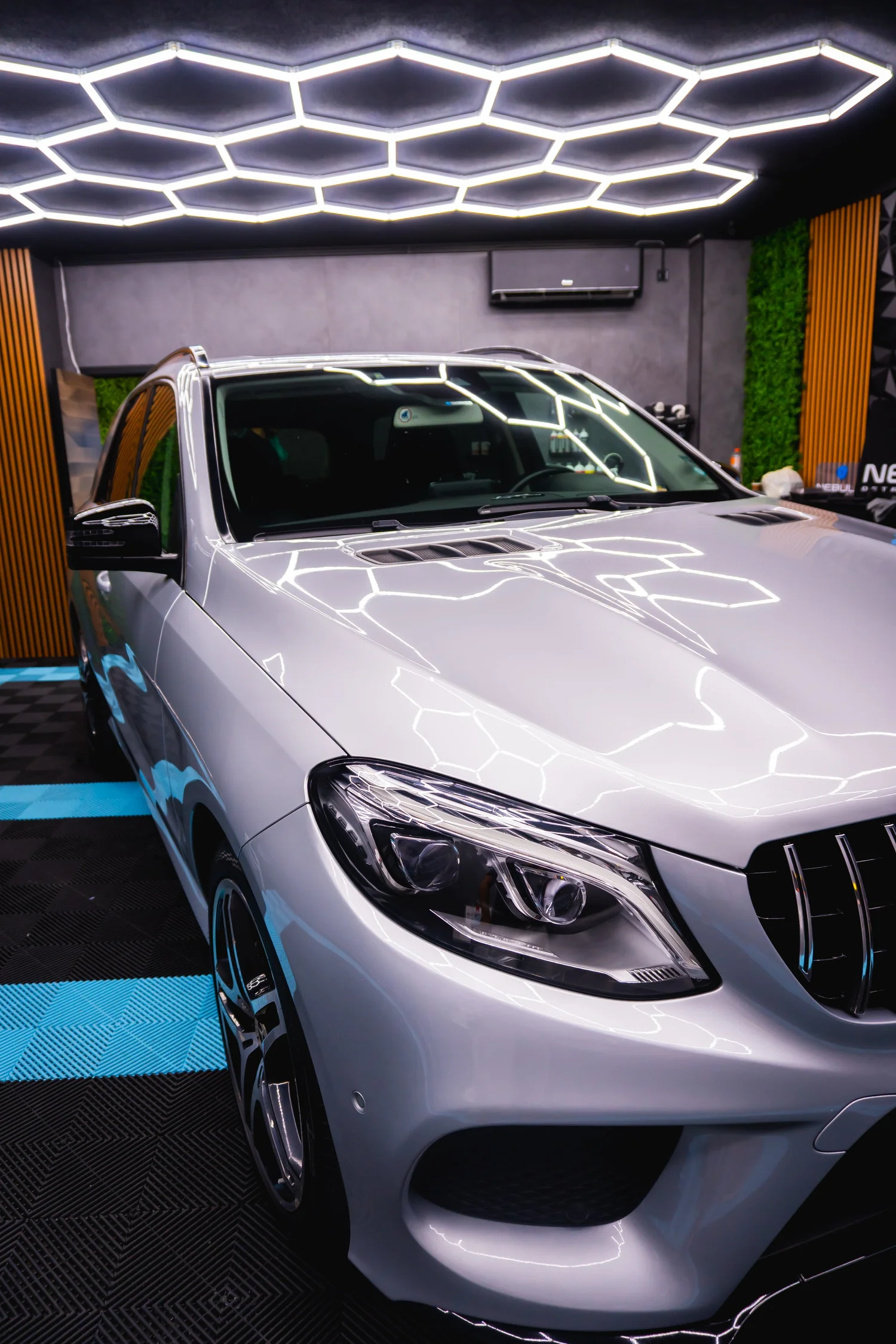 Предна част на Mercedes-Benz GLE след полиране
