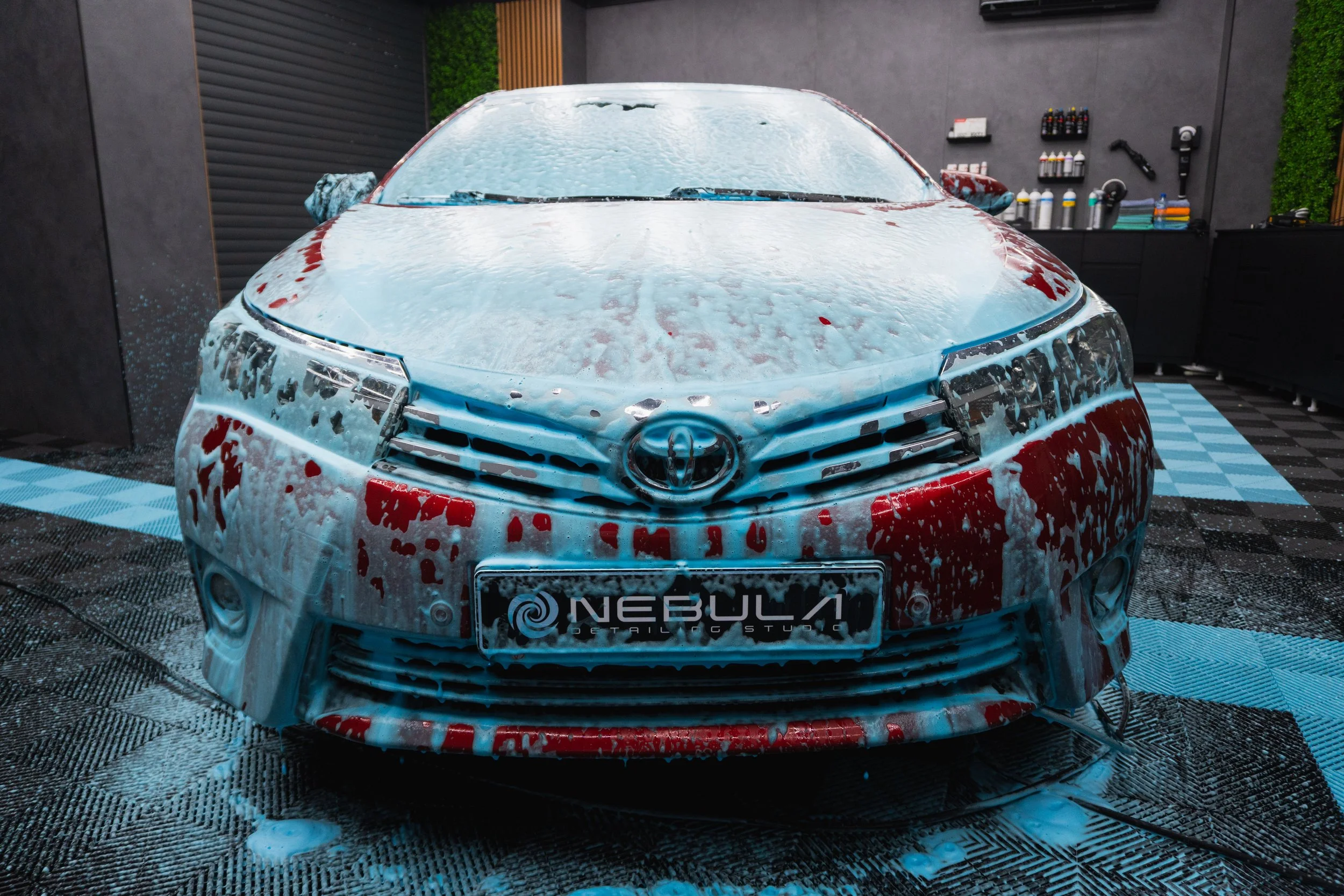 Предната част на Toyota Corolla с активна пяна