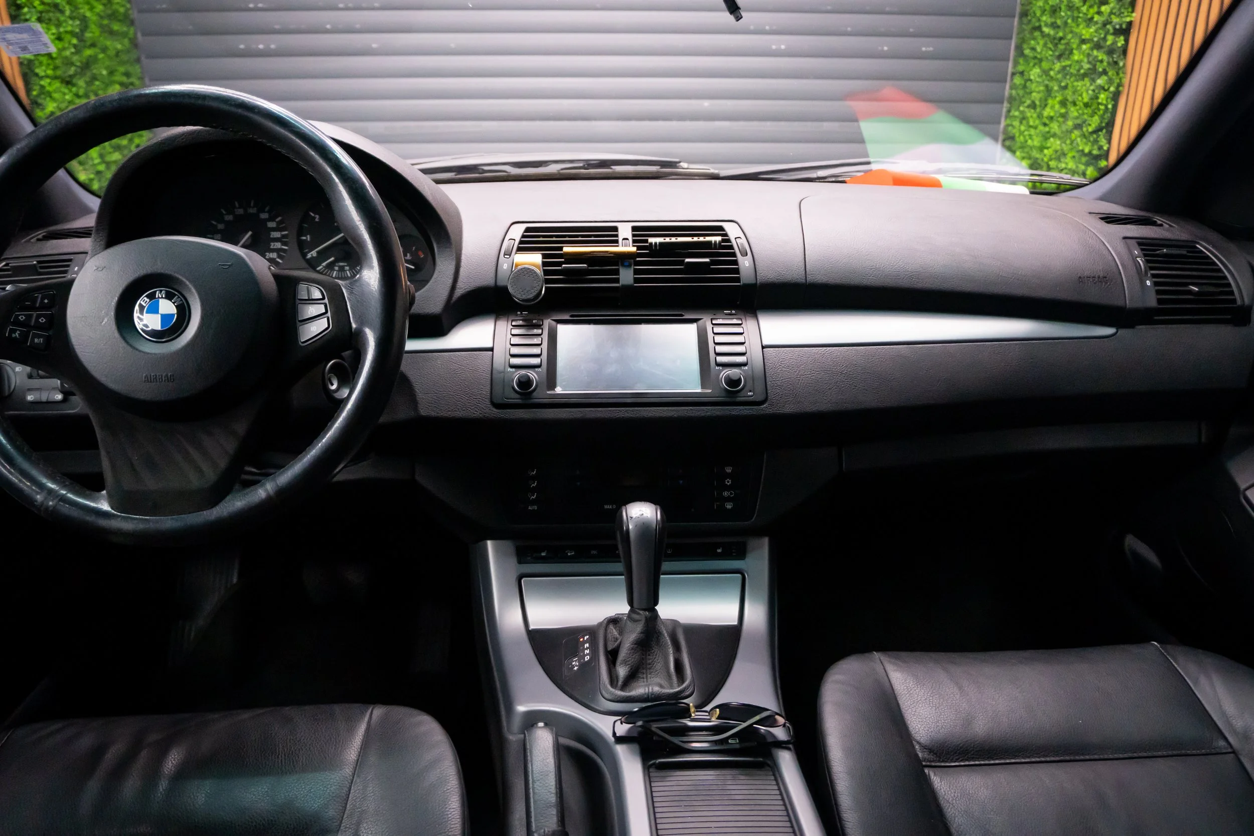 Широк кадър на интериора на BMW X5