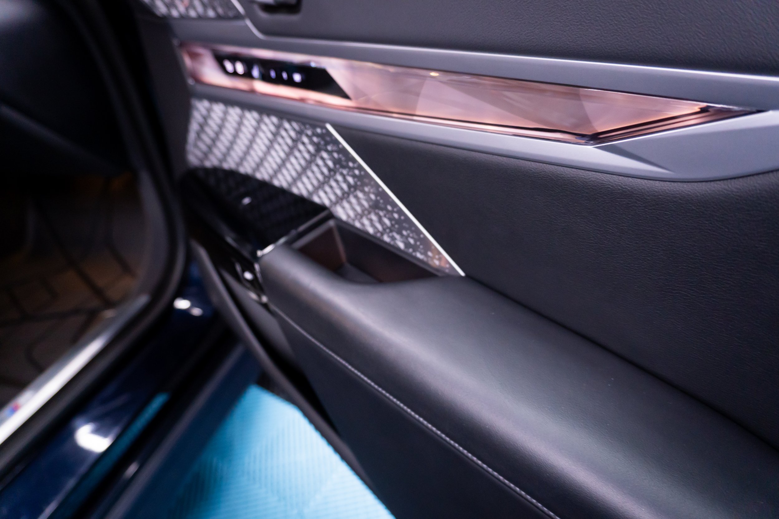 Завършена кора на врата на BMW i7