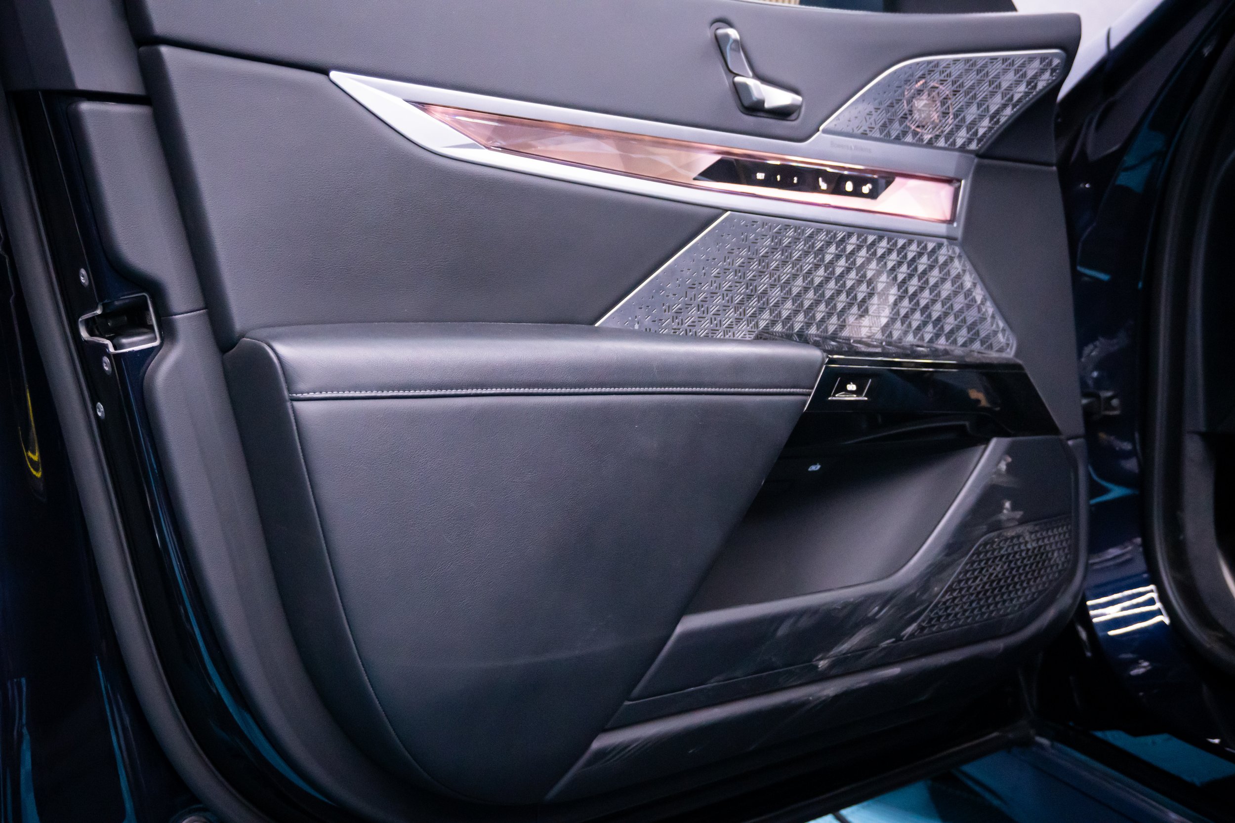 Почистване на кора на врата на BMW i7