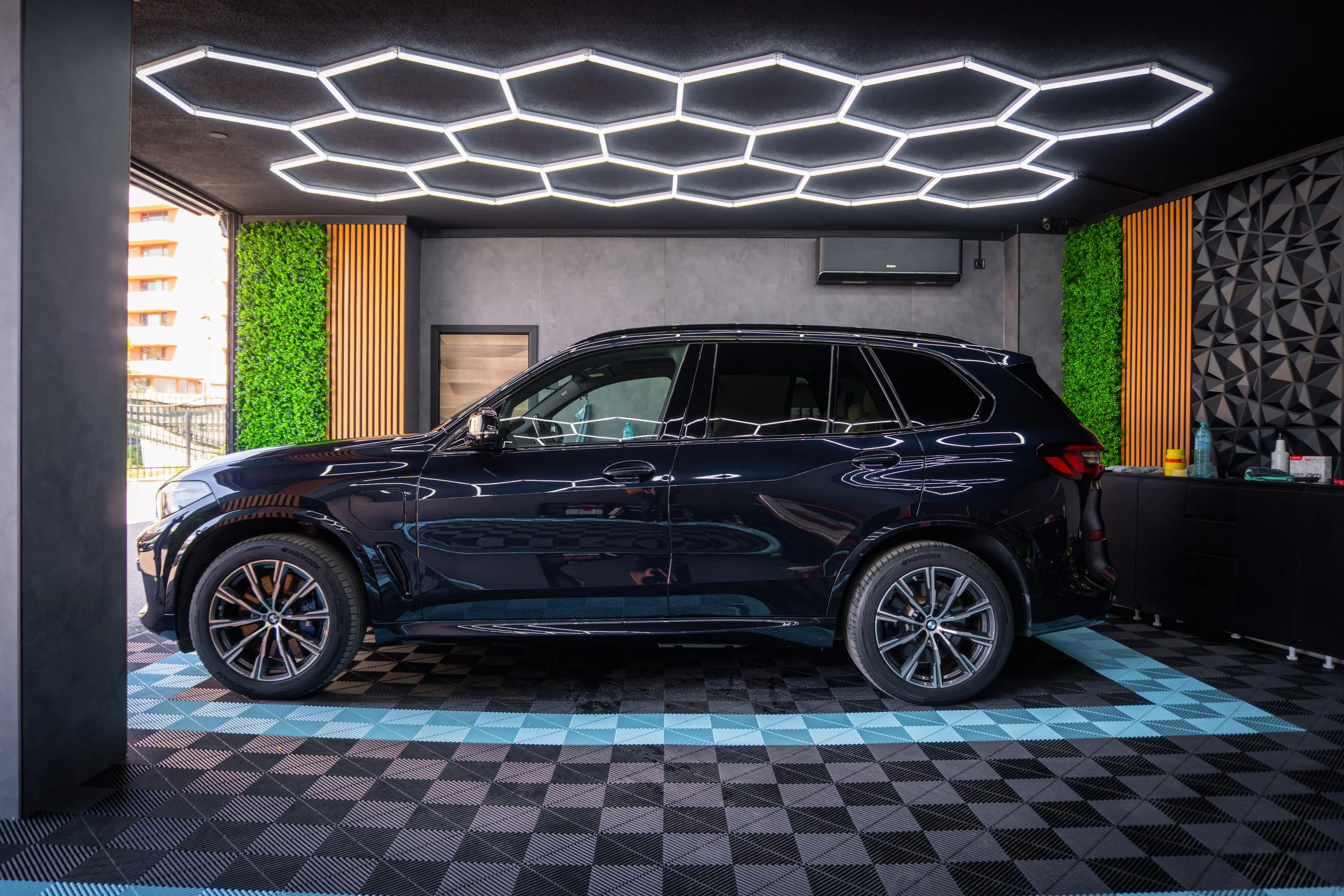 Страничен профил на BMW X5 в Nebula Detailing Studio