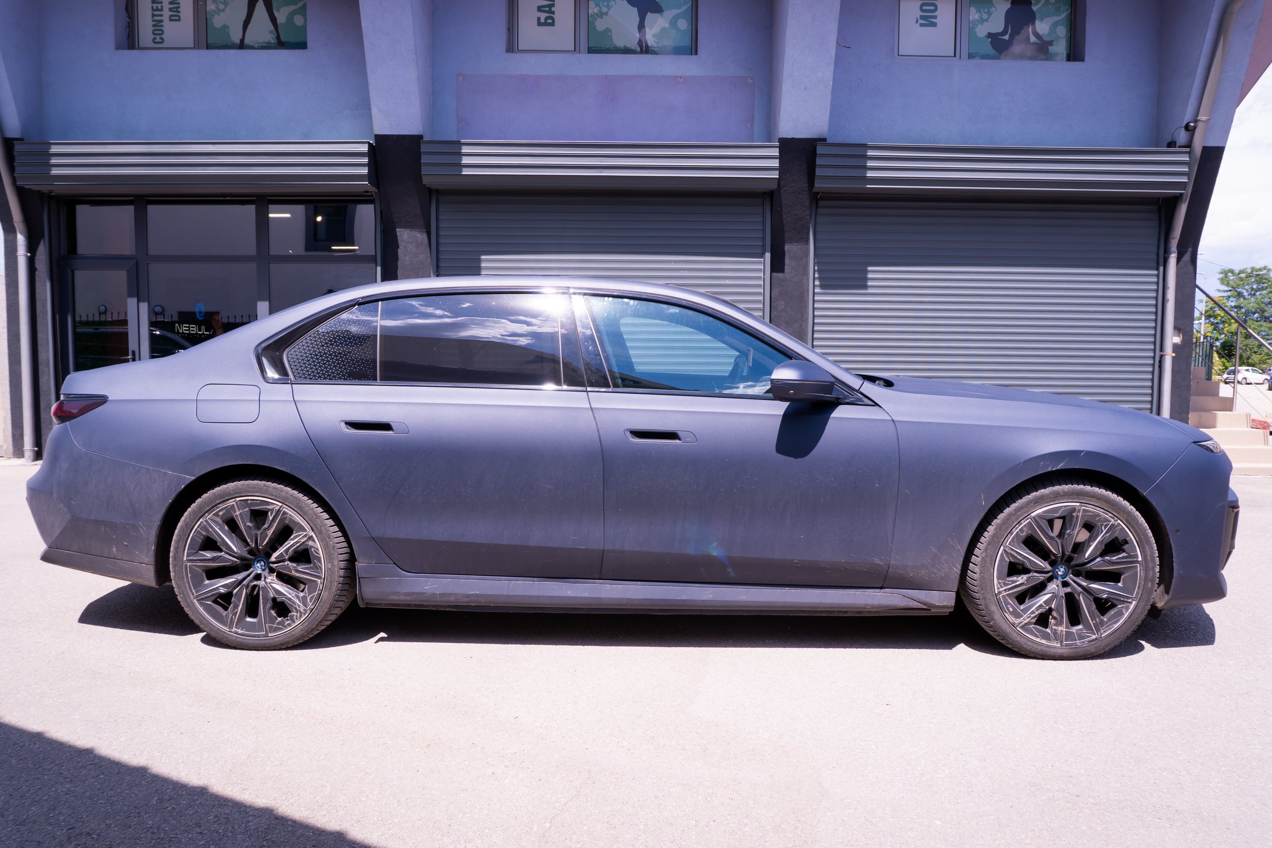BMW i7 при приемане в страничен профил