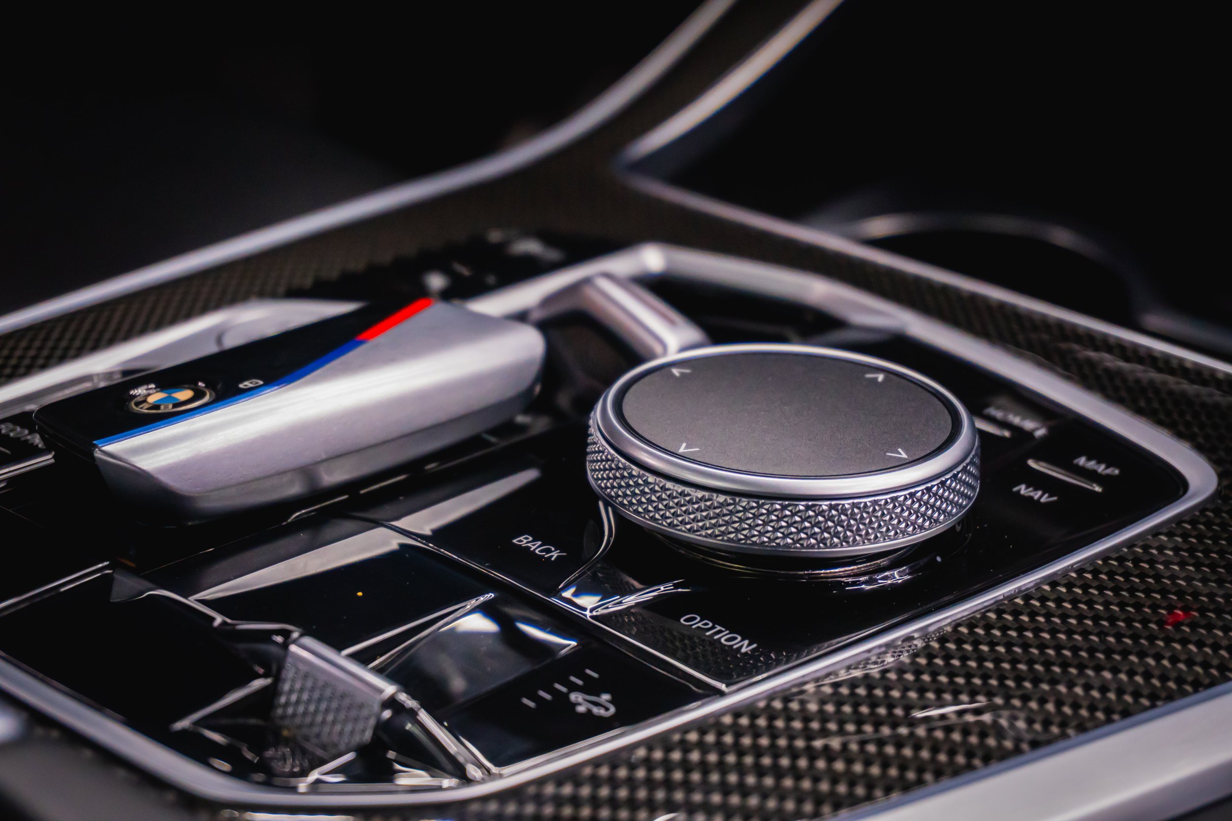 Централна конзола на BMW X5 след интериорен детайлинг