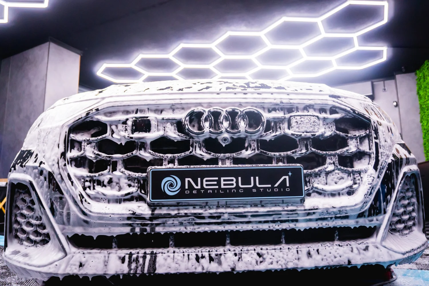 Audi Q8 – активна пяна върху предната част