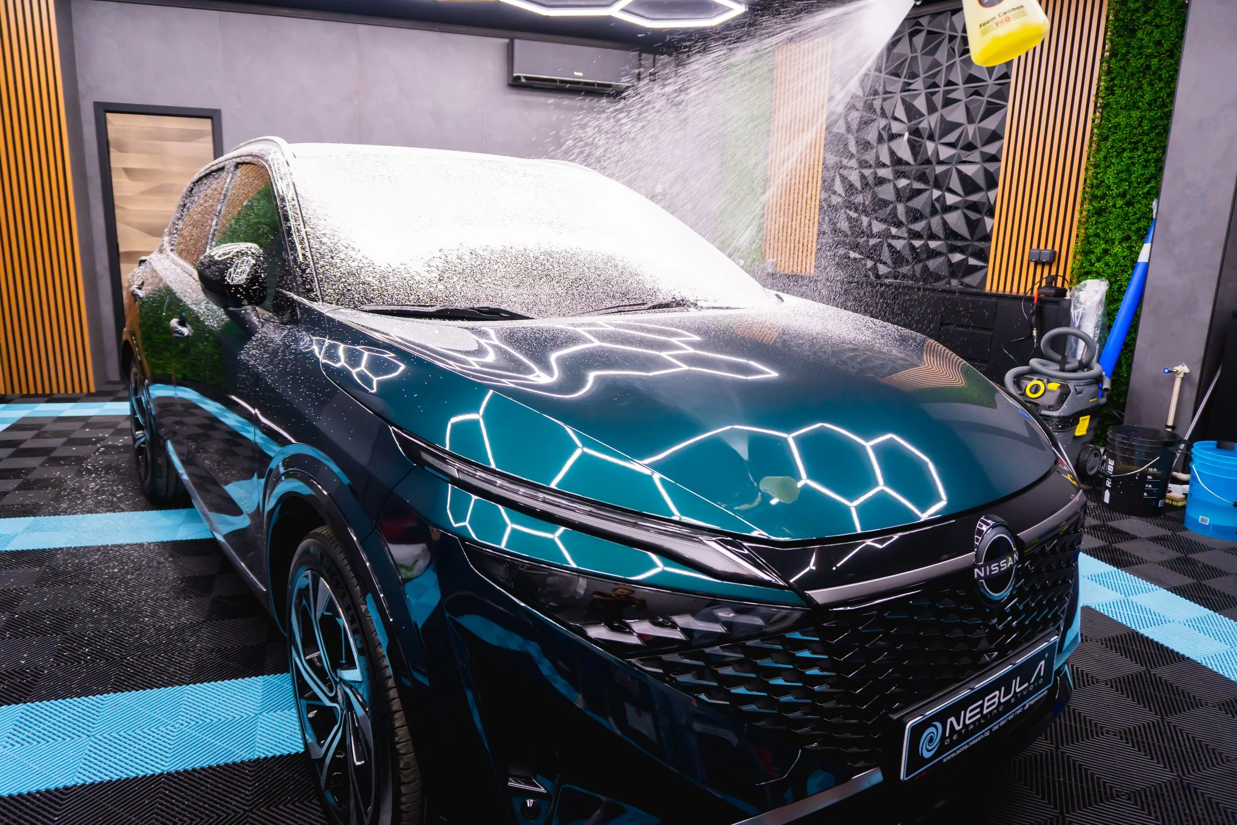 Nissan Qashqai с активна пяна в студиото