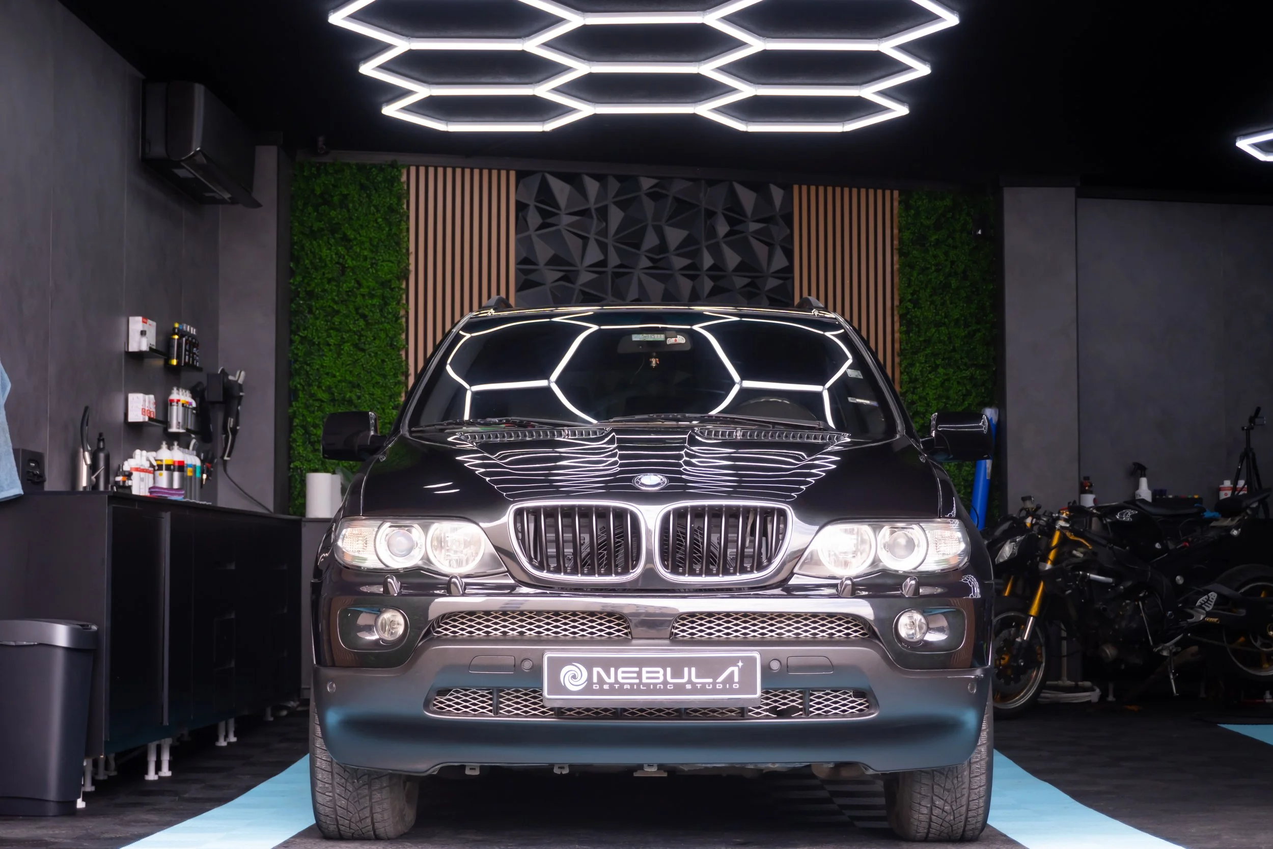 BMW X5 след интериорен детайлинг, екстериорен детайлинг, машинно полиране и освежаване на фарове