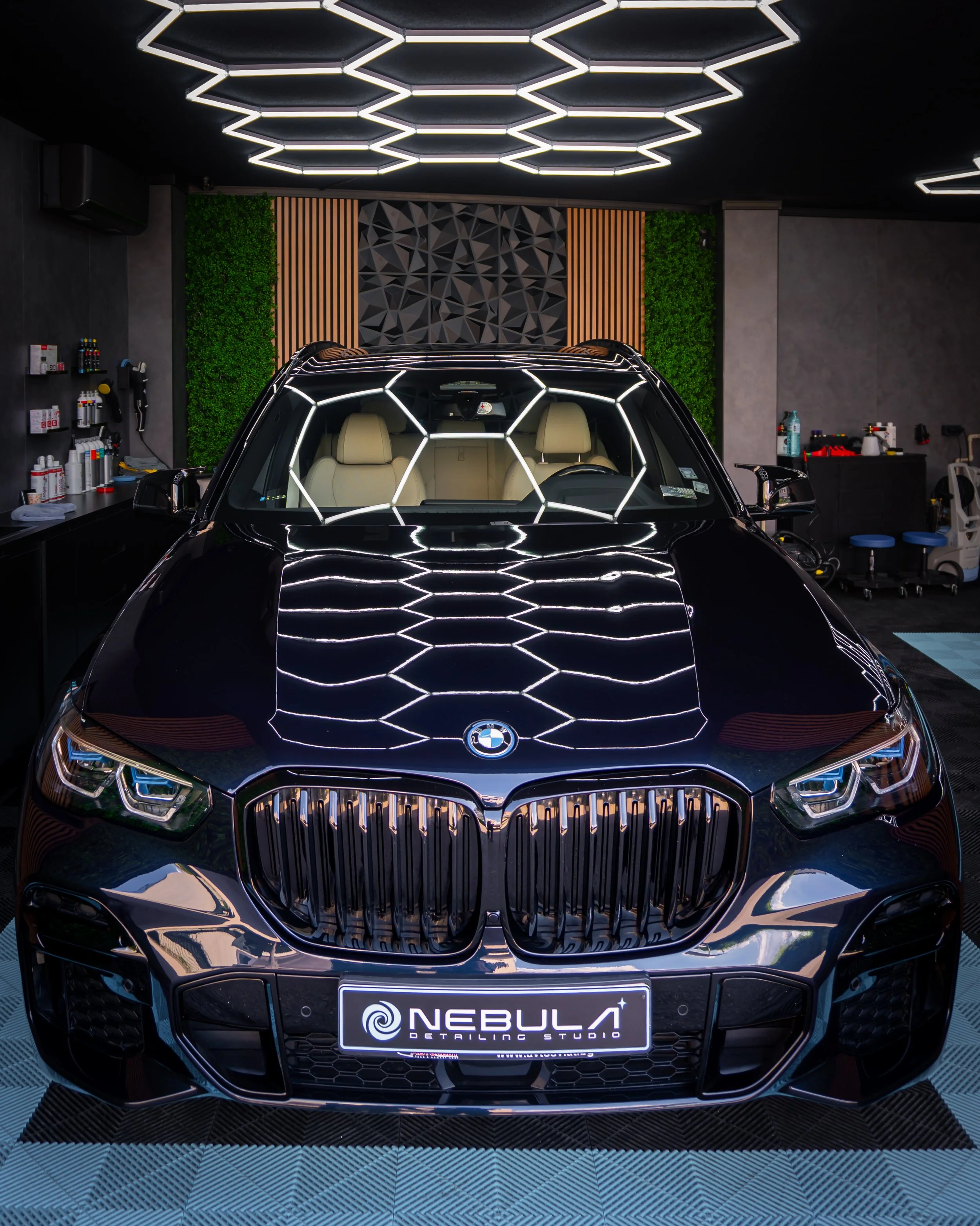 Фронтален кадър на BMW X5 xDrive45e
