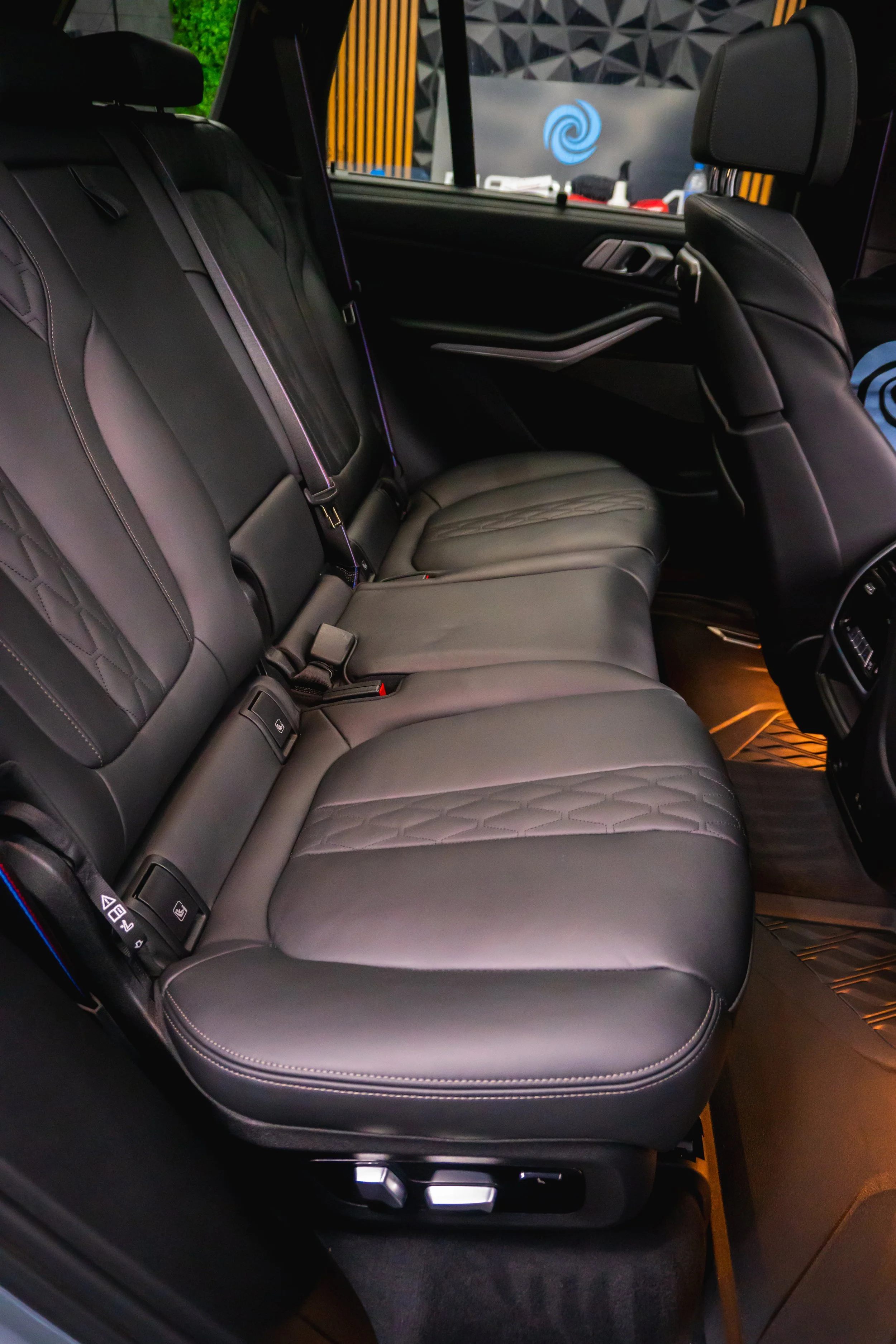 Задна кожена седалка на BMW X5 след обработка