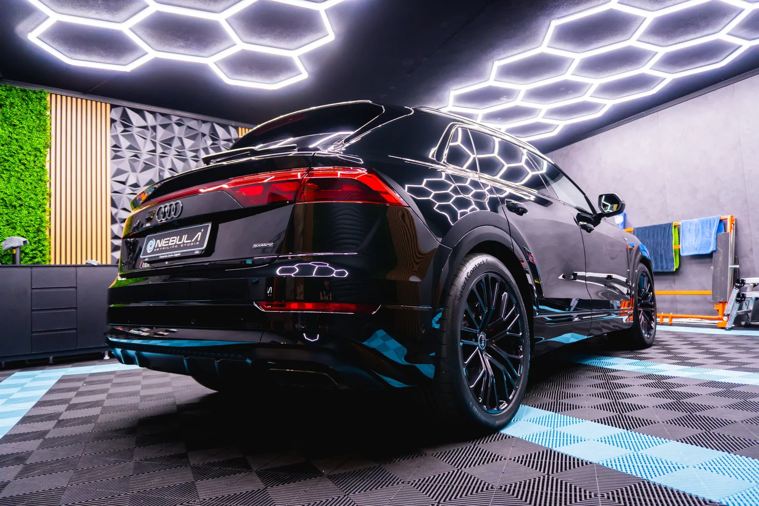 Audi Q8 · заден три-четвърти кадър