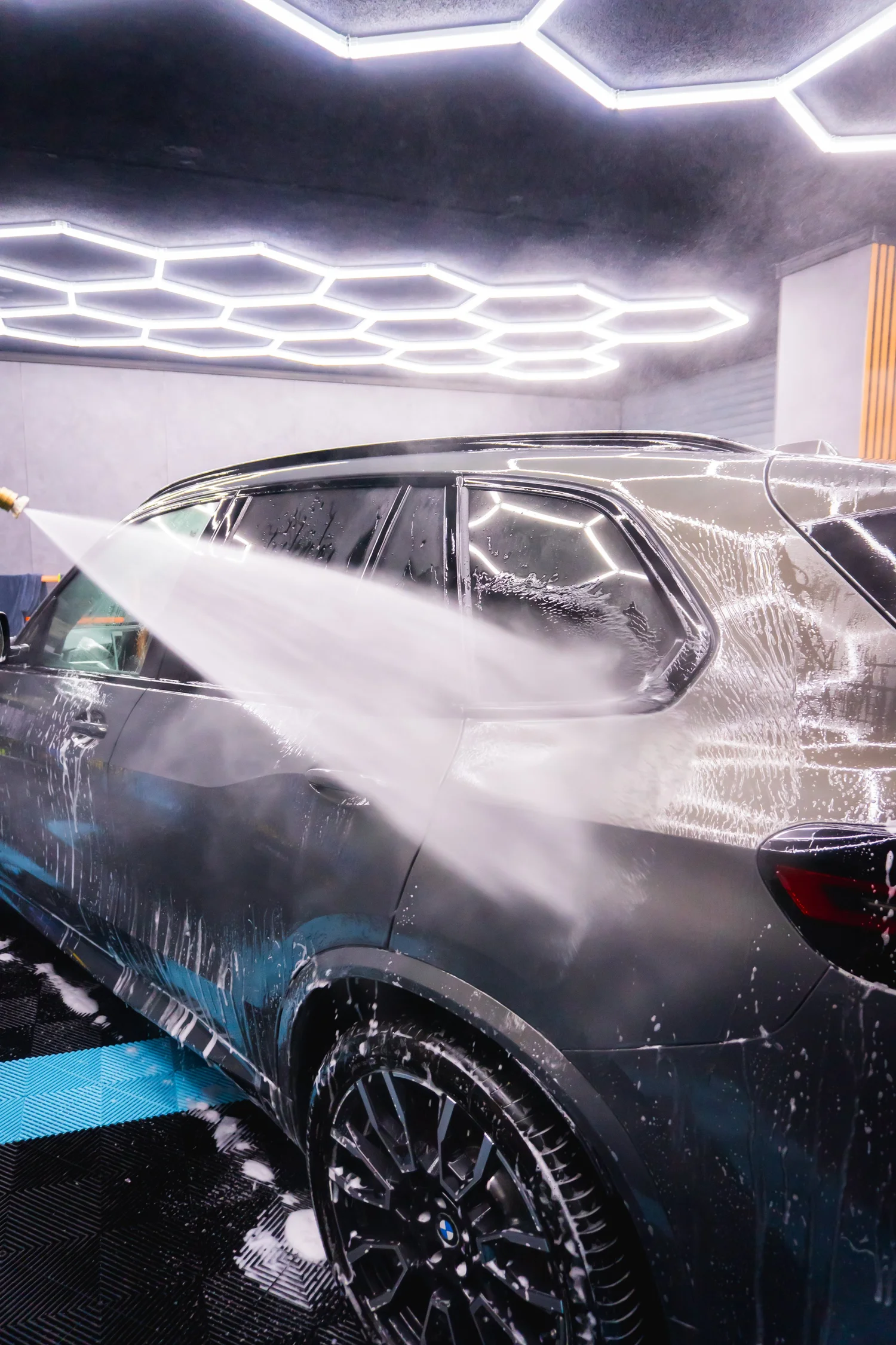 Щателно изплакване на BMW X5 по време на екстериорен детайлинг