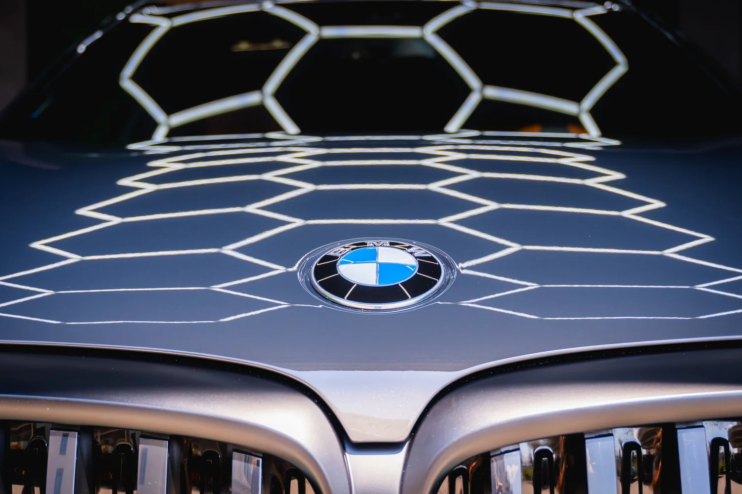 Отражения върху капака на BMW X5 след корекция на боята