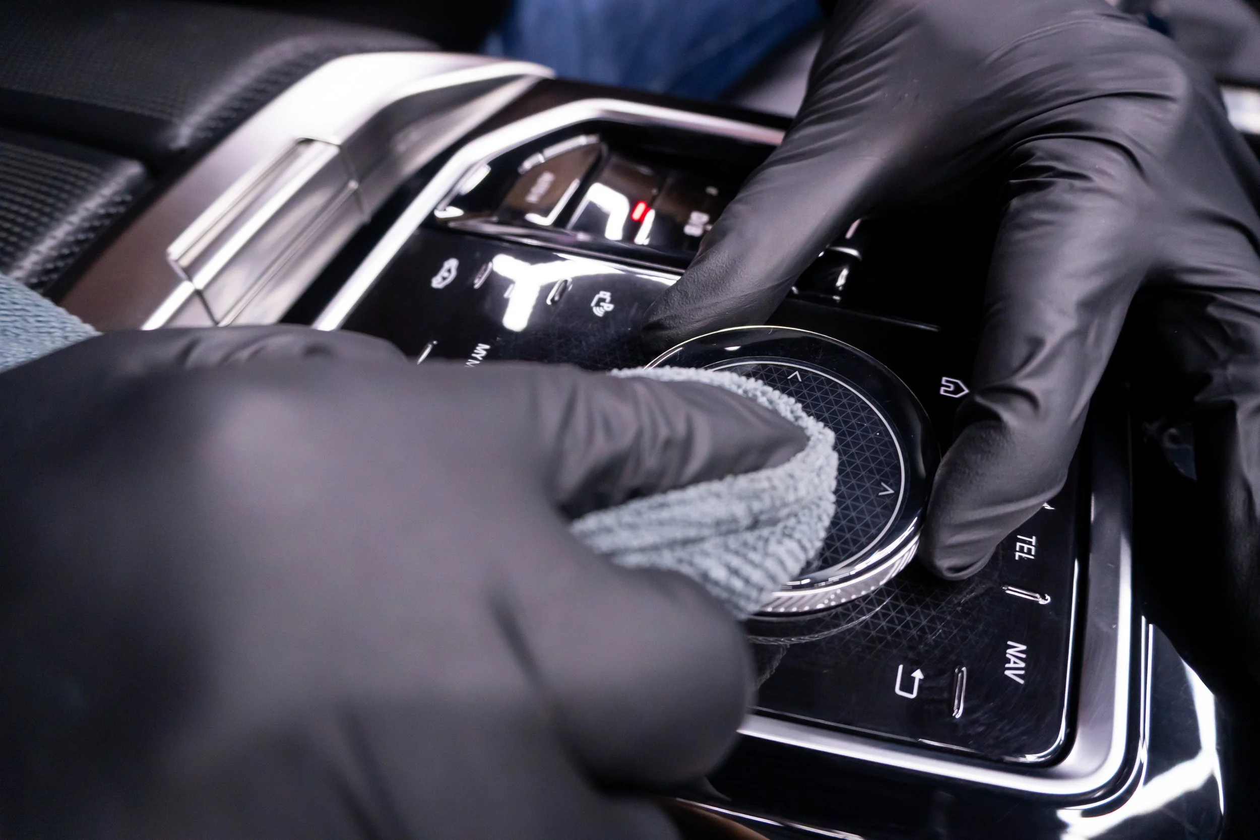 Детайлно почистване около iDrive контролера