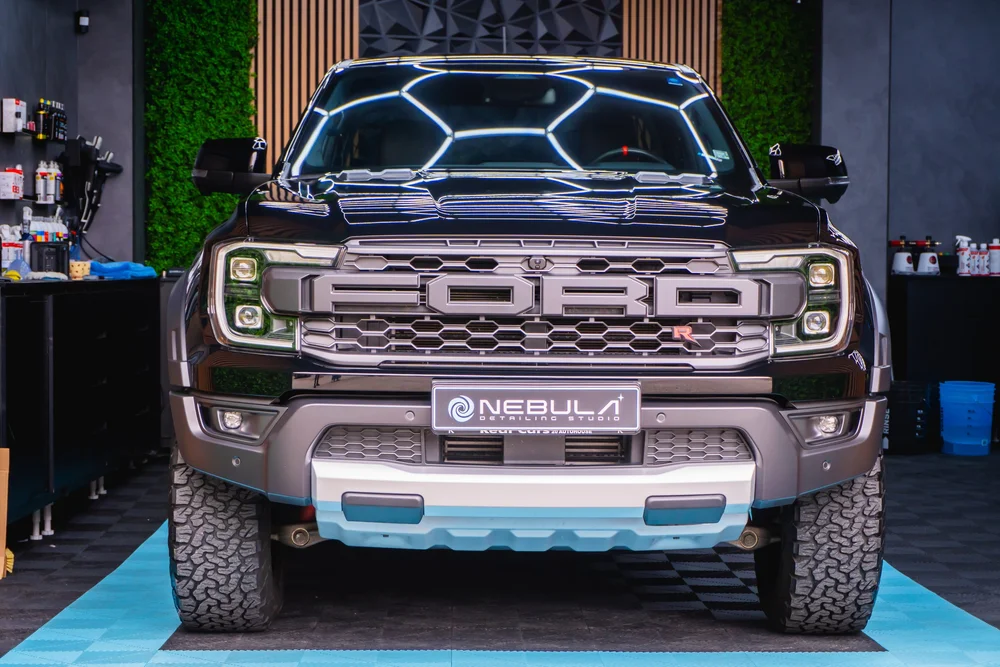 Готов Ford Ranger Raptor във фронтален кадър в студиото