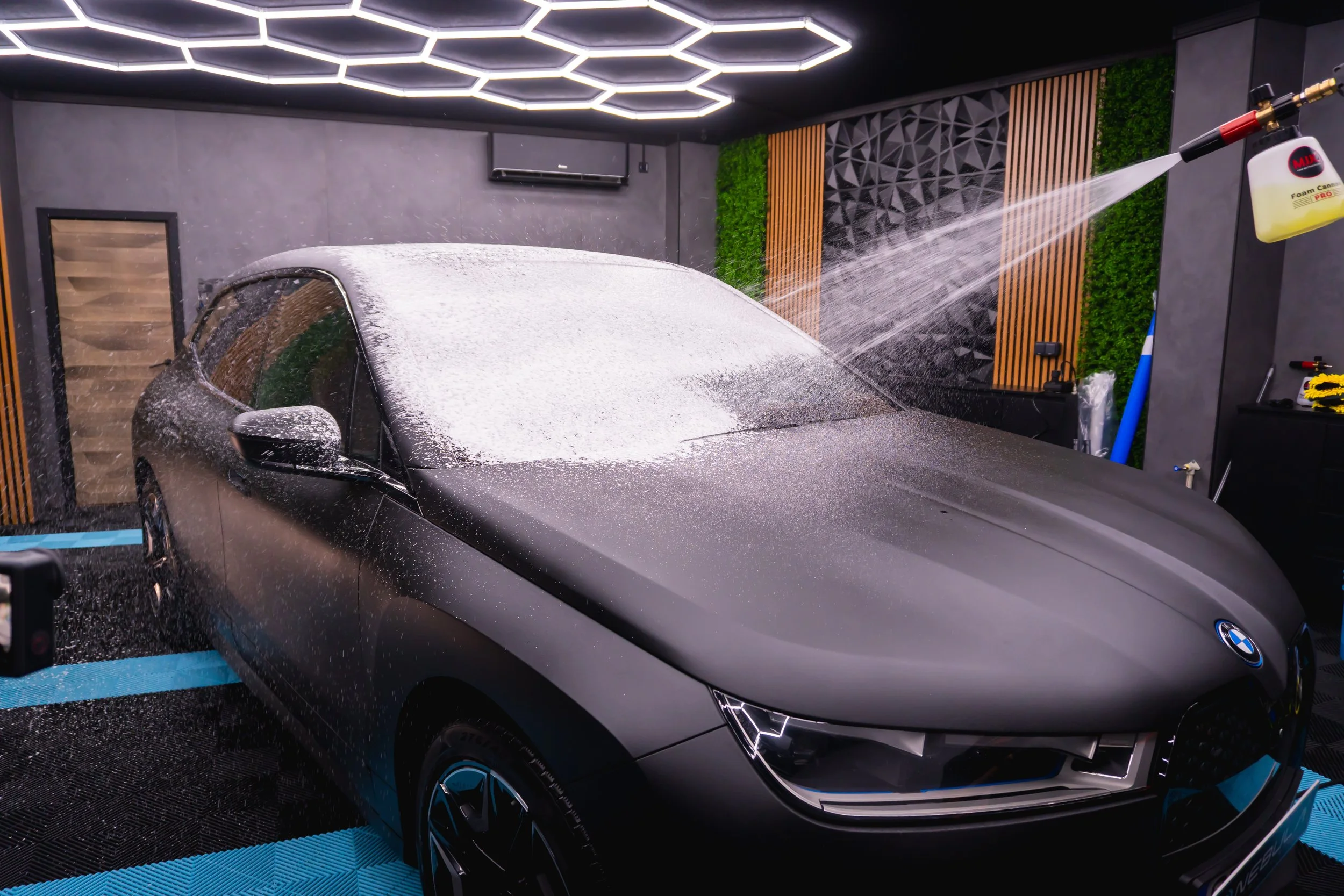 BMW iX с активна пяна в студиото