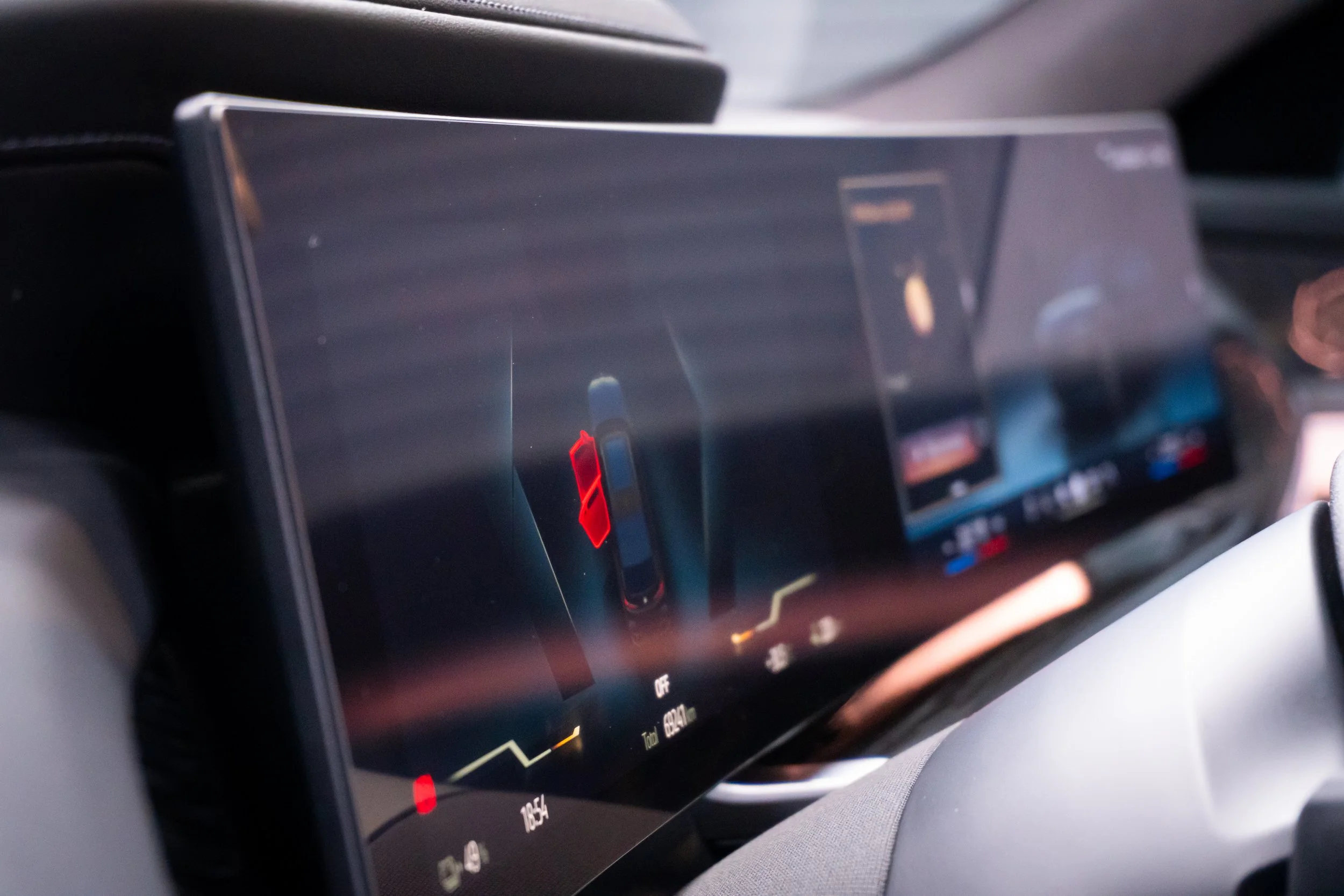 Дисплей и амбиентно осветление в BMW i7