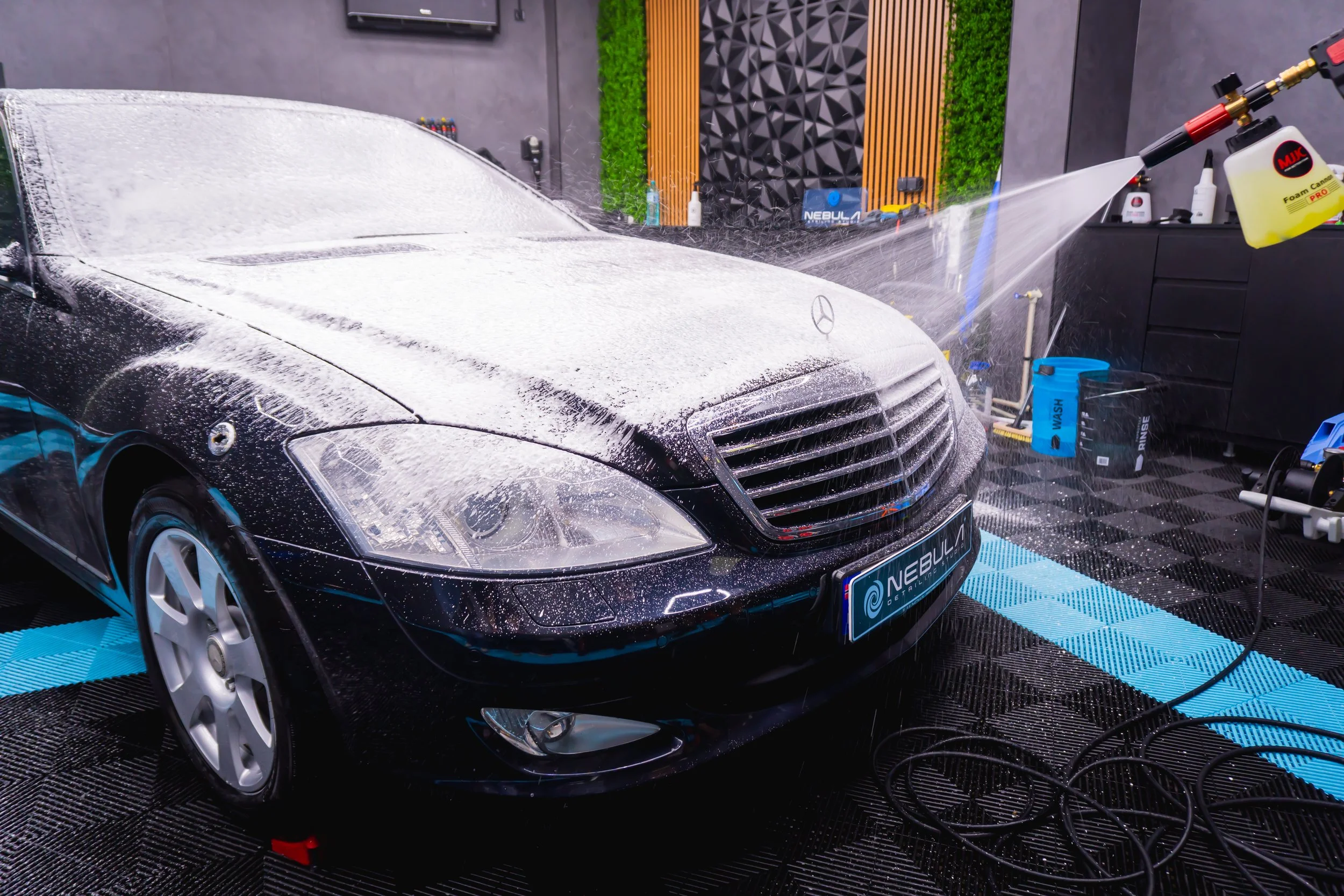 Mercedes-Benz S 350 преди външното измиване в студиото