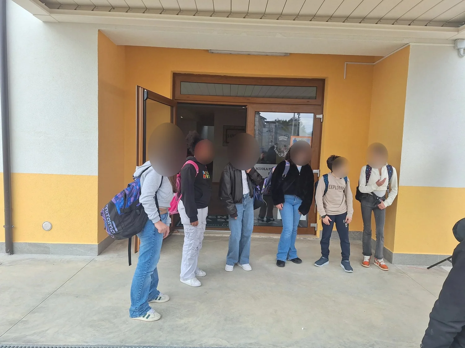Studenti davanti all'ingresso della scuola durante le riprese