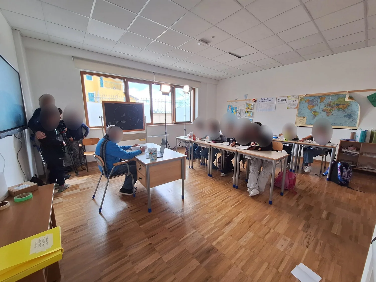 Aula durante il laboratorio, con la troupe che riprende gli studenti ai banchi