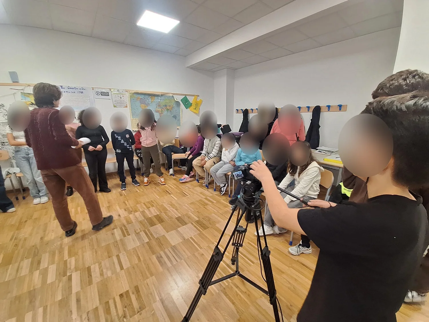 Il cerchio della classe ripreso da una macchina da presa su cavalletto