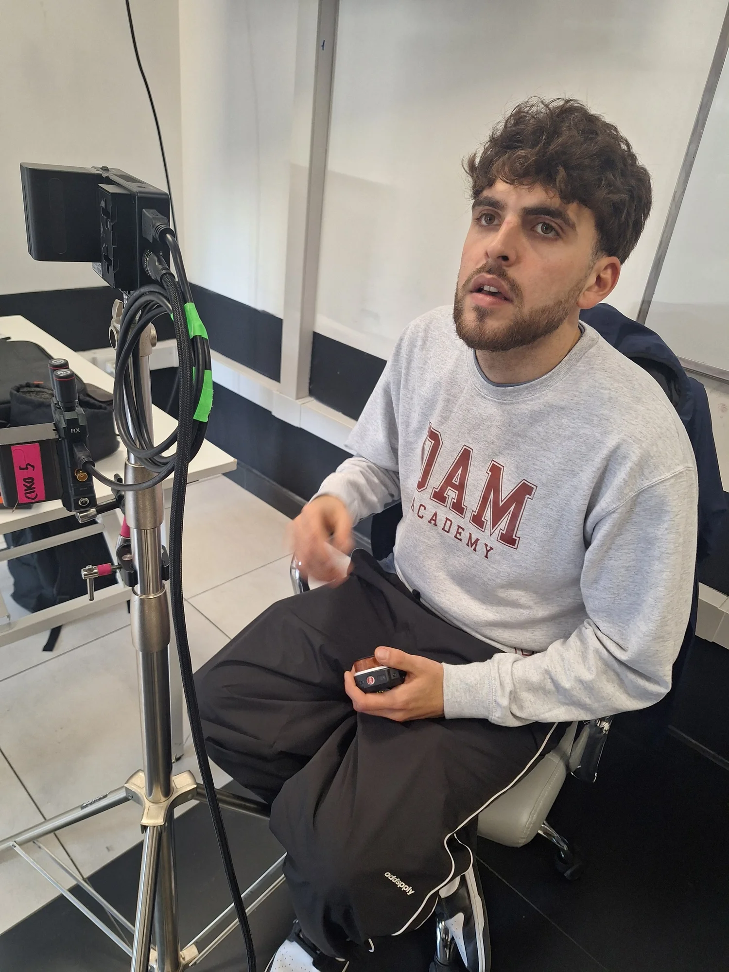 Allievo della Dam Academy prepara l'attrezzatura in studio