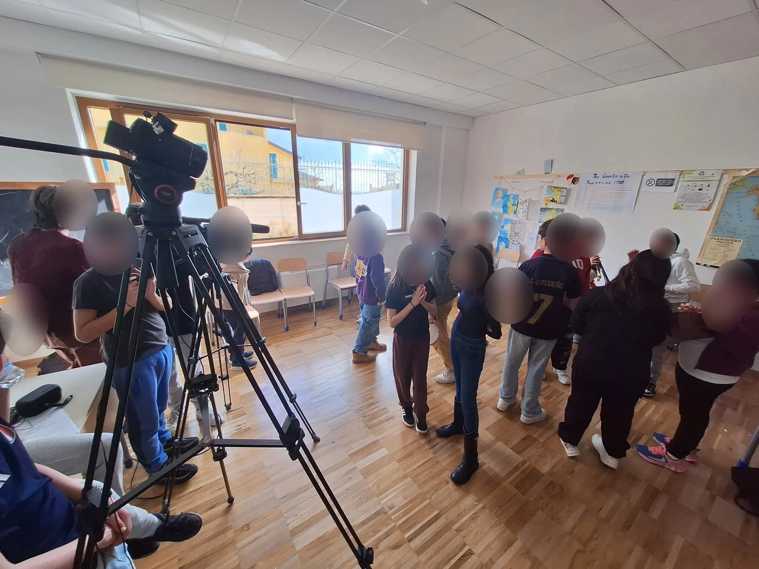 La classe si prepara alla scena mentre i ragazzi della troupe sistemano la macchina da presa