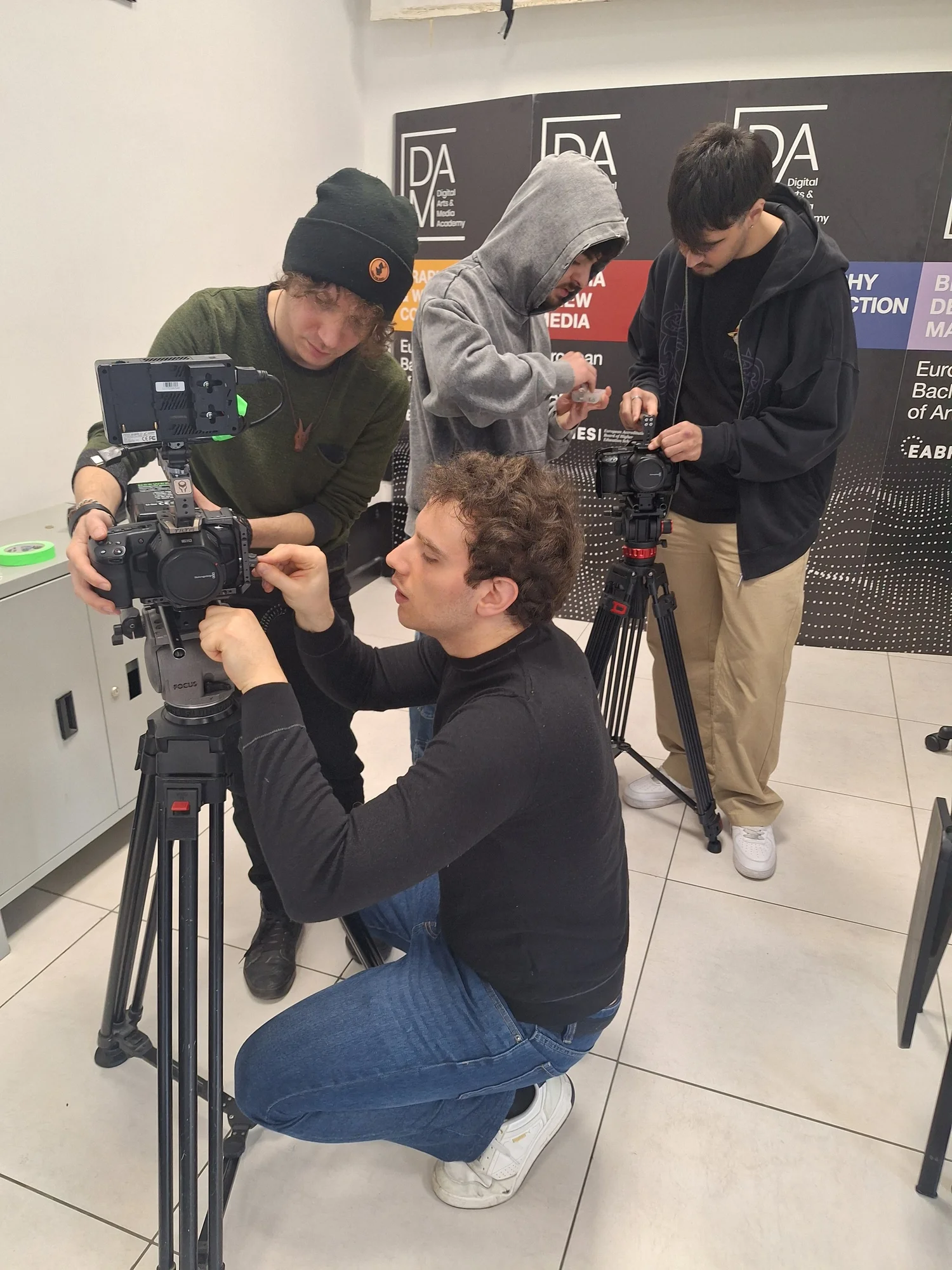 Allievi in studio alla macchina da presa su cavalletto