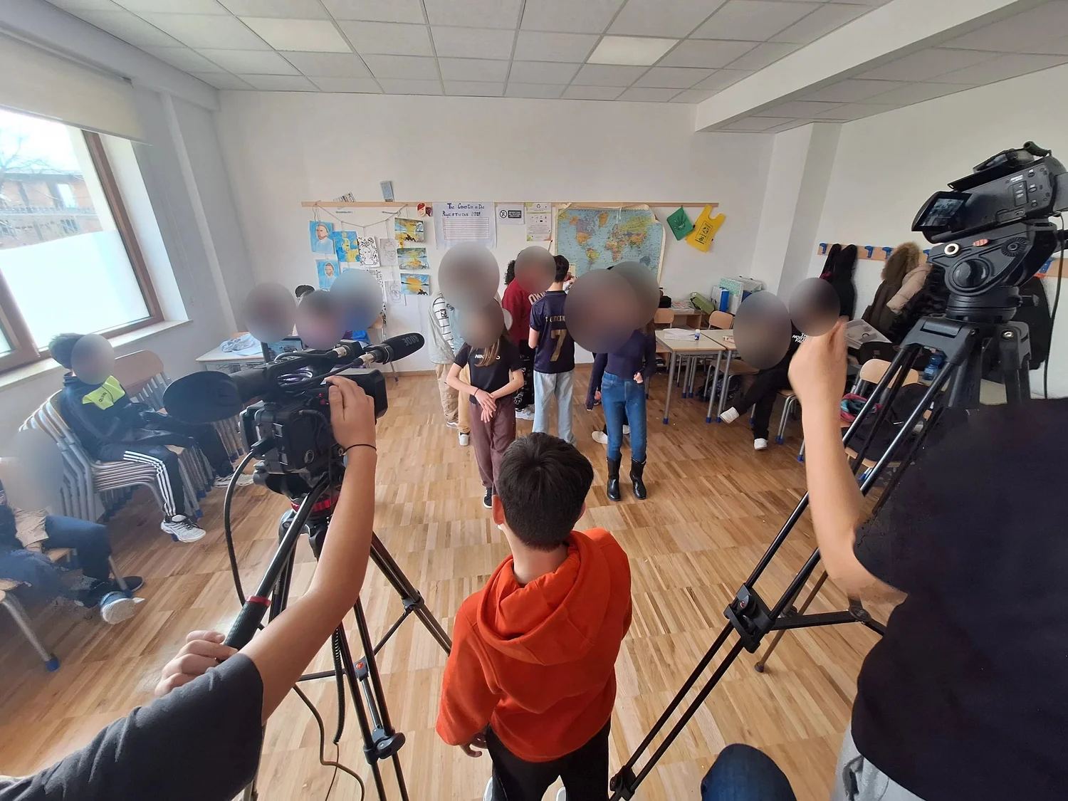 Laboratorio in classe: i ragazzi riprendono una scena con due macchine da presa su cavalletto