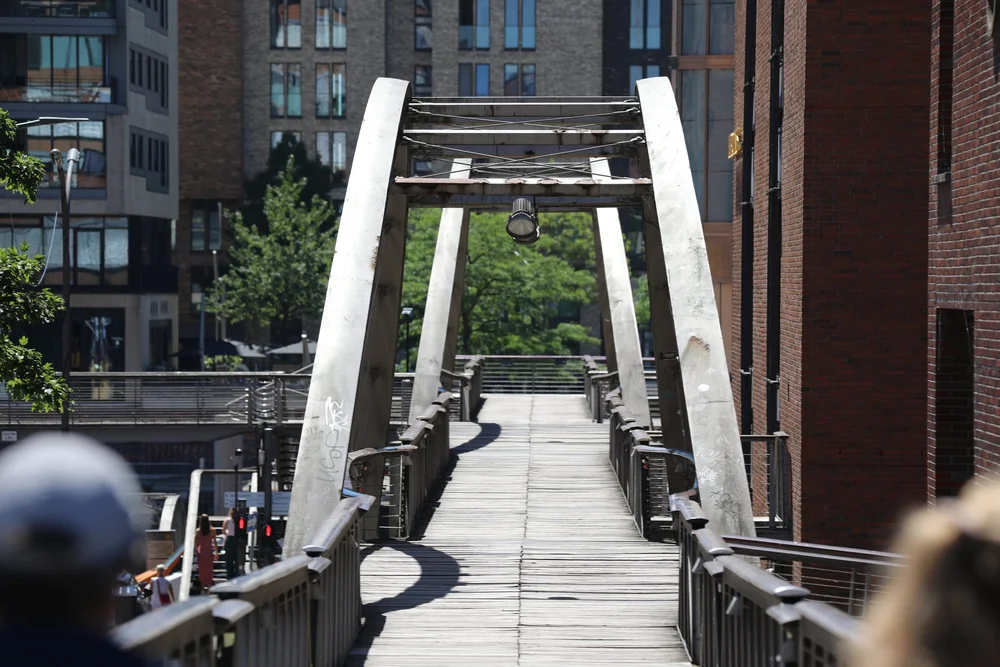 Fußgängerbrücke zwischen Hamburger Backsteinbauten