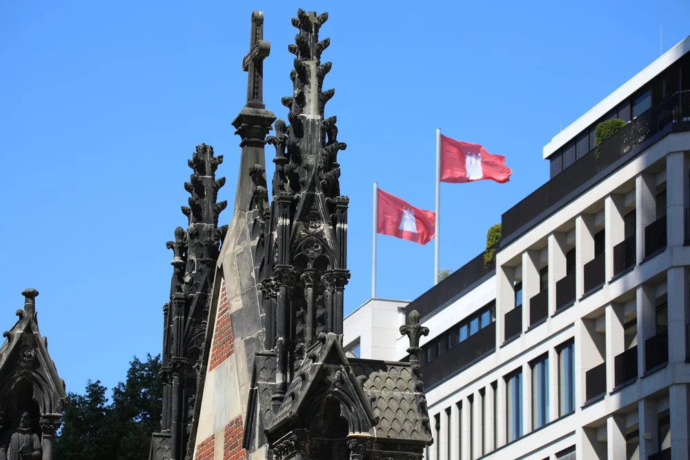 Historisches gotisches Bauwerk mit Hamburger Flaggen