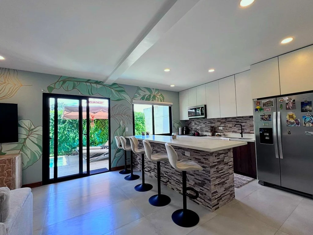 Modern open concept living room and kitchen at Casa LaVerde Ópera Salvaje in Costa Rica.
