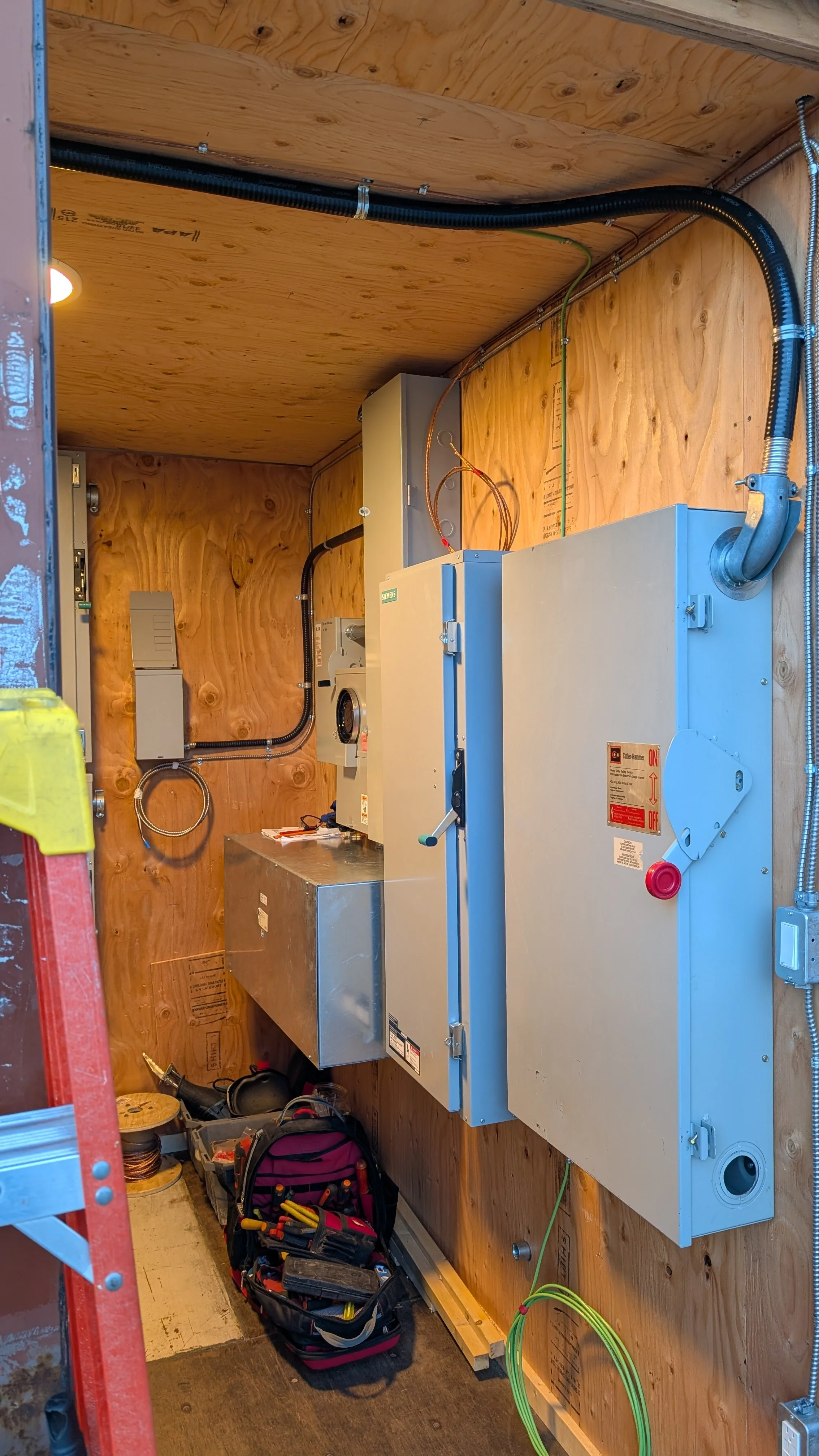 Shore-power crane supply system photo 2