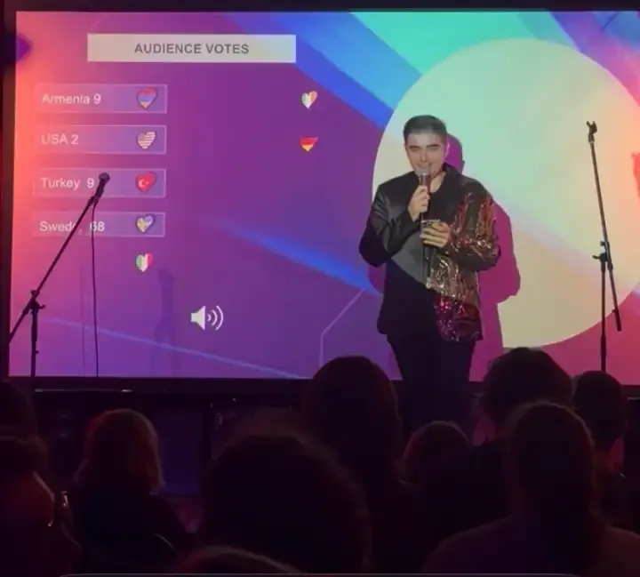 Host announcing the audience votes at the WorldVision Comedy Contest in Berlin