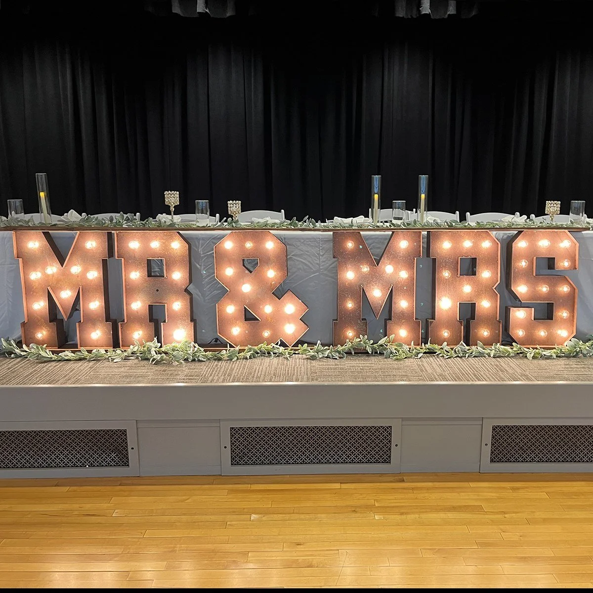 Lighted Mr and Mrs Sign displayed at a wedding head table.