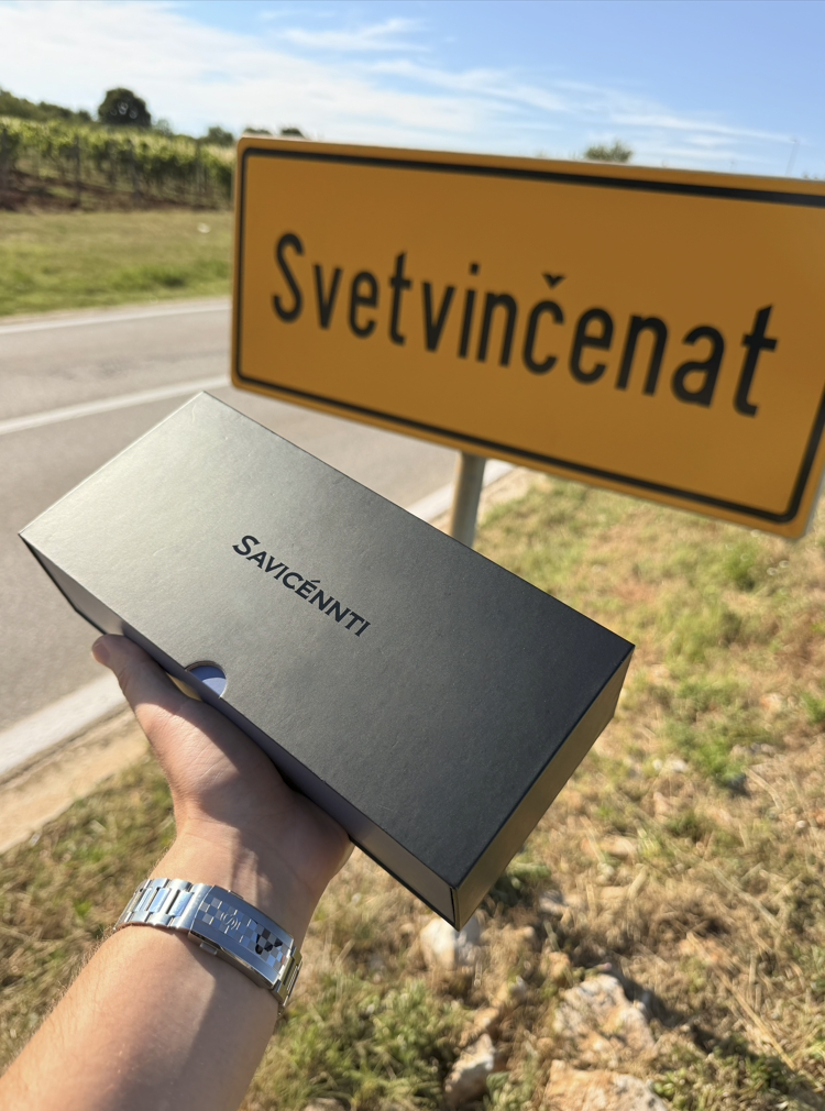 SAVICÉNNTI packaging in front of the Svetvinčenat village sign