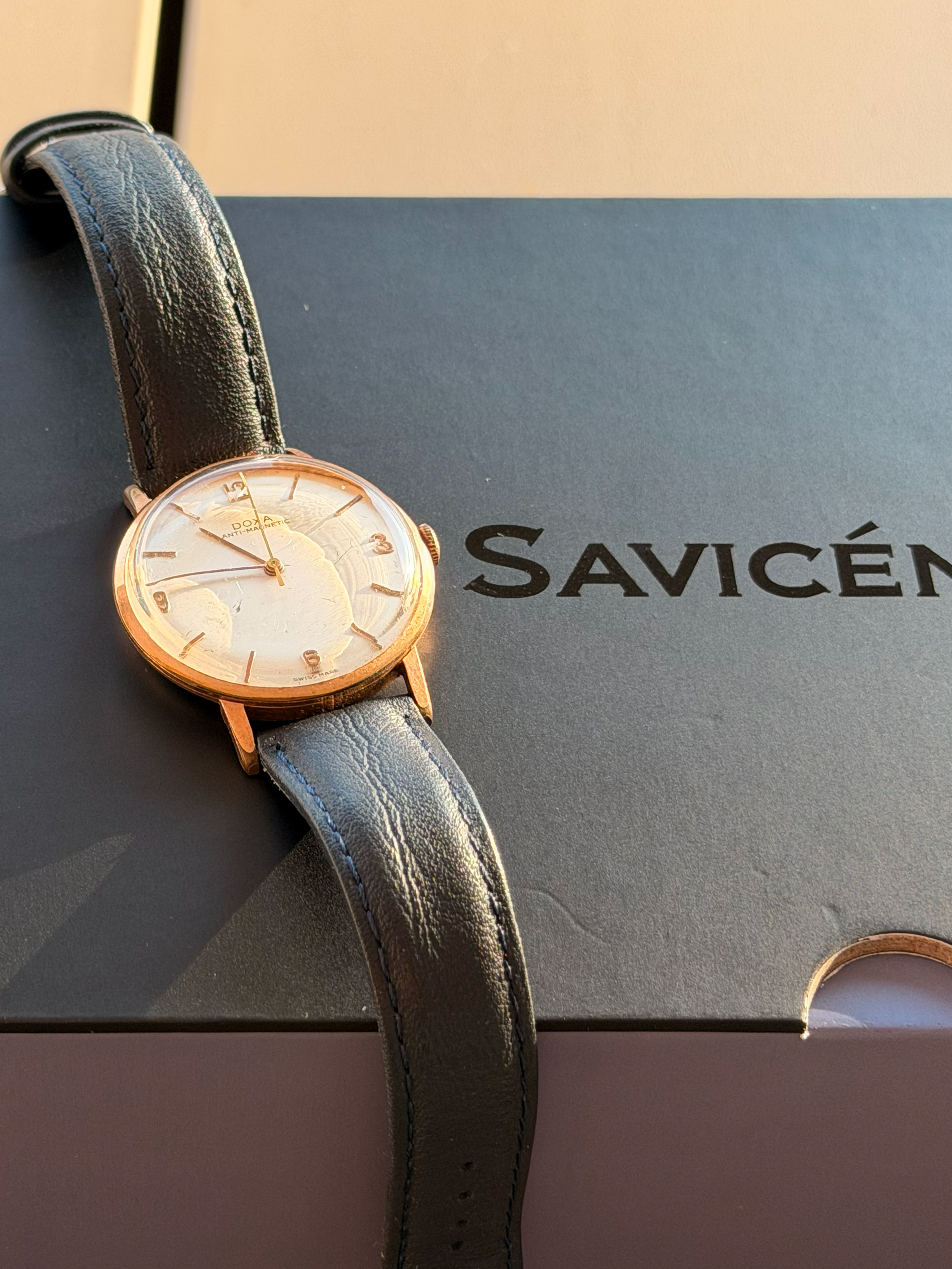 Vintage Doxa Antimagnetic placed on a SAVICÉNNTI box