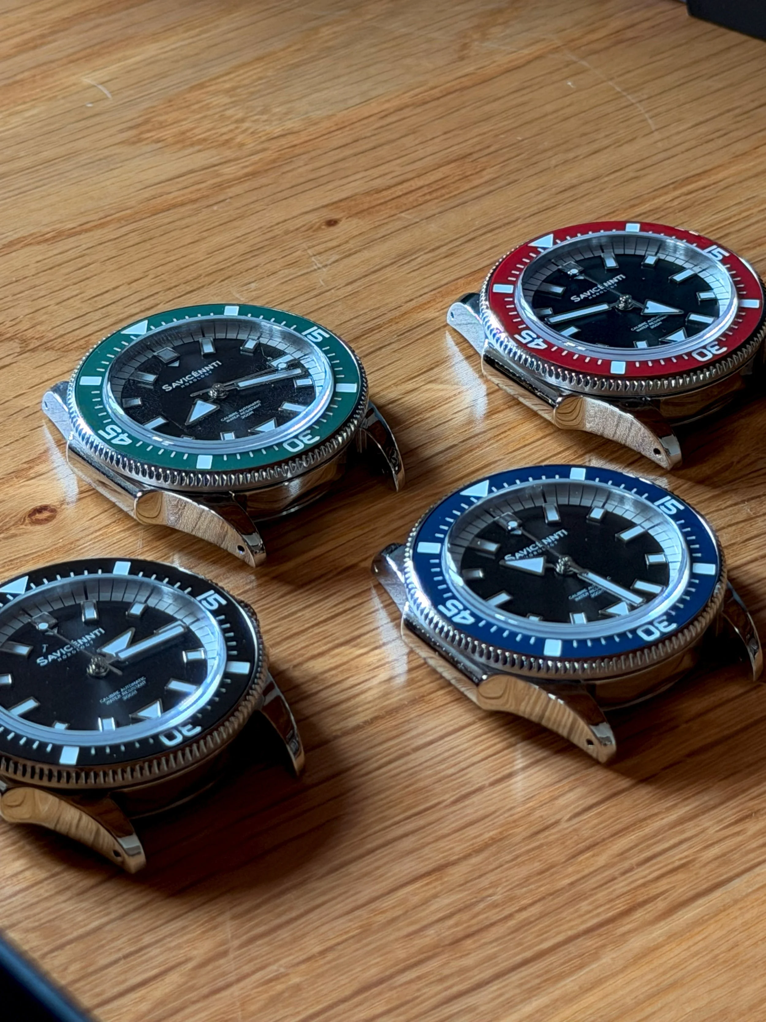 SAVICÉNNTI CETUS collection in four bezel colors