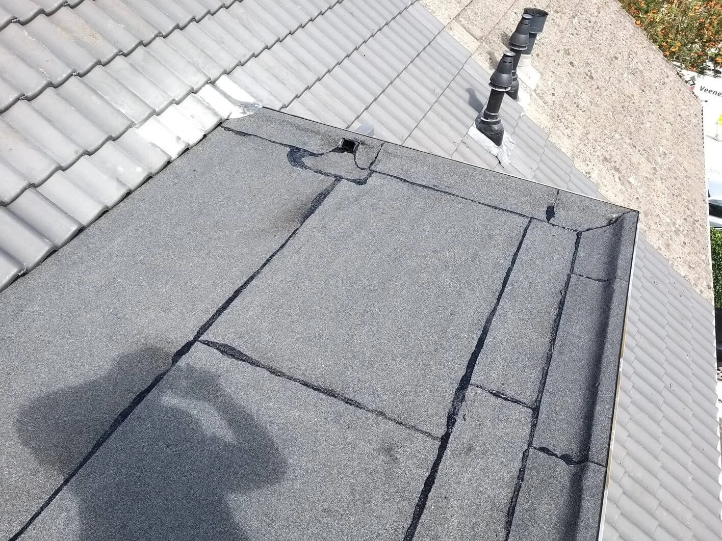 DakUp Dakdekkersbedrijf Heeze project: bitumen renovatie plat dak met waterdichte naden en randen