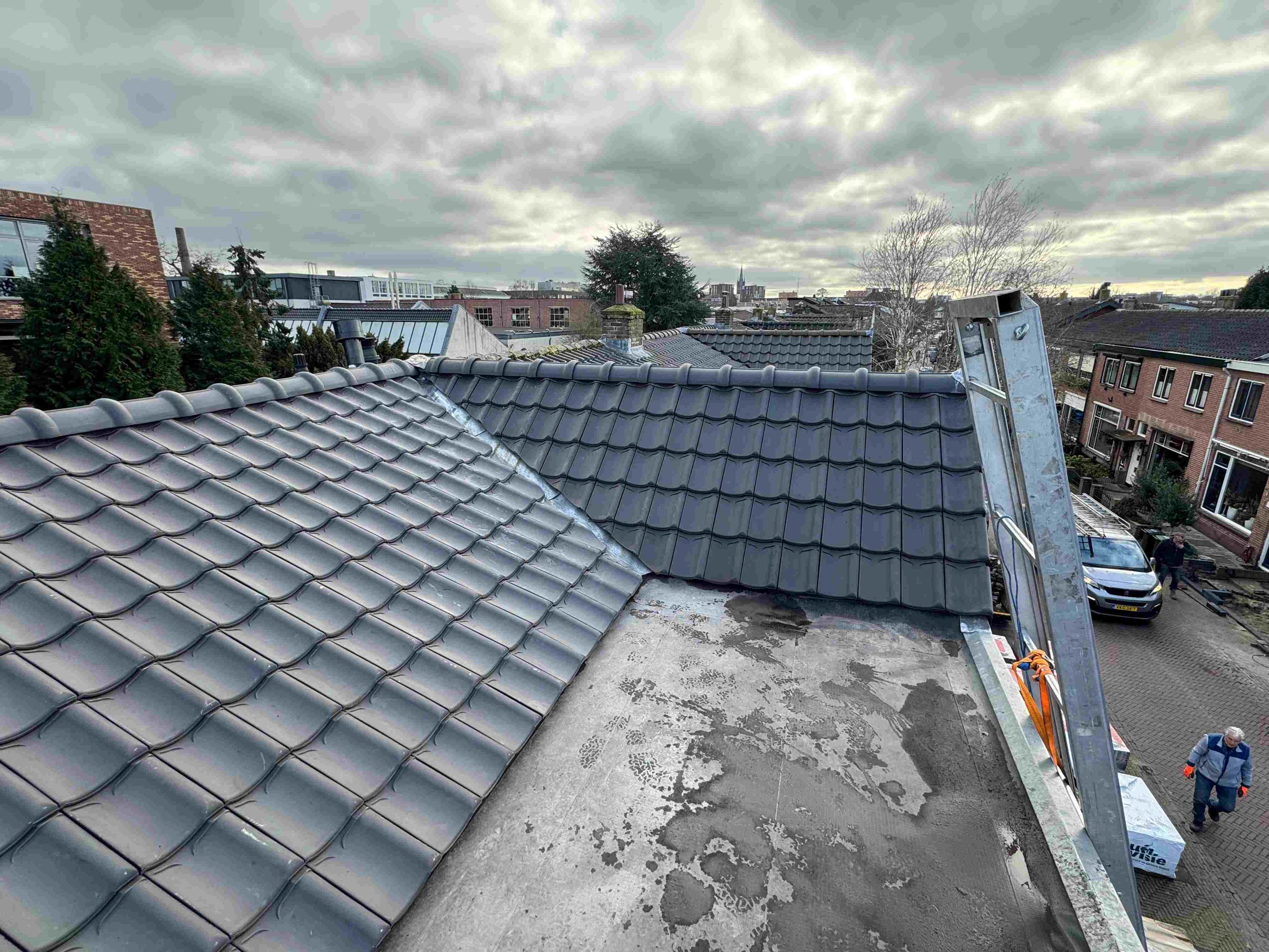 DakUp Dakdekkersbedrijf Tilburg project: complete pannendak renovatie met nieuwe dakpannen en afwerking